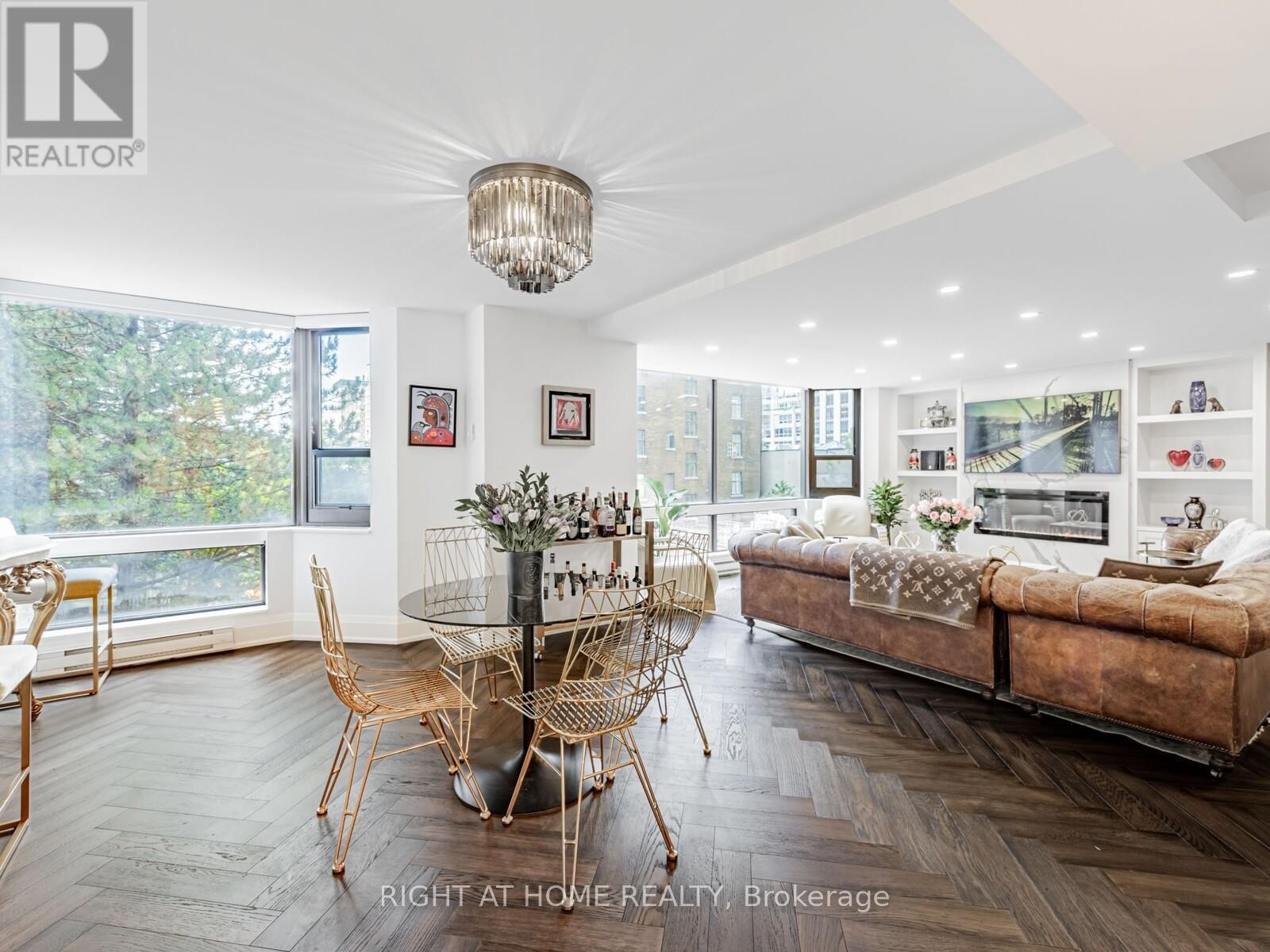 












401 - 1166 BAY STREET

,
Toronto (Bay Street Corridor),




Ontario
M5S2X8

