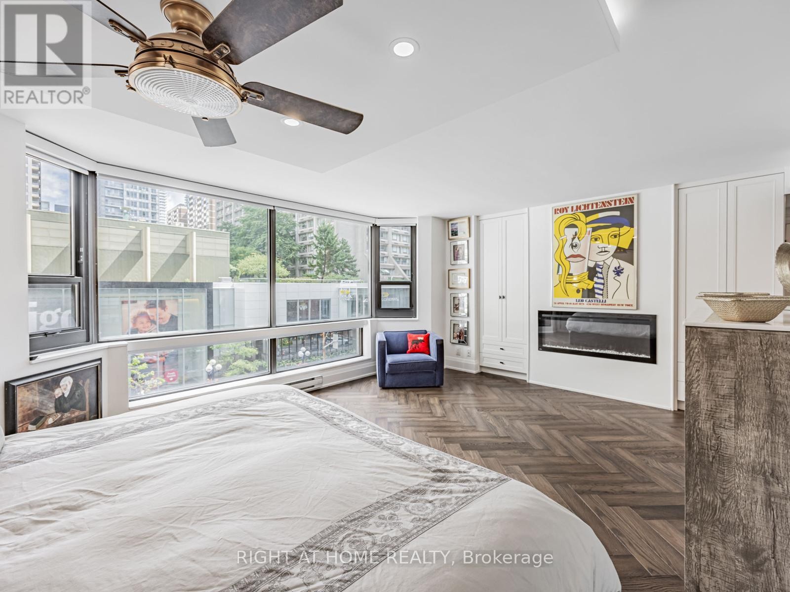 












401 - 1166 BAY STREET

,
Toronto (Bay Street Corridor),




Ontario
M5S2X8

