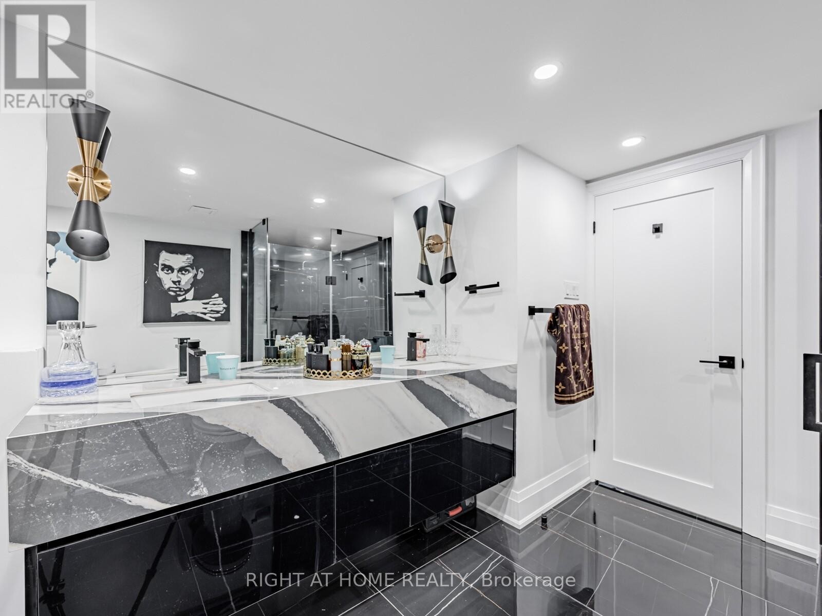 












401 - 1166 BAY STREET

,
Toronto (Bay Street Corridor),




Ontario
M5S2X8


