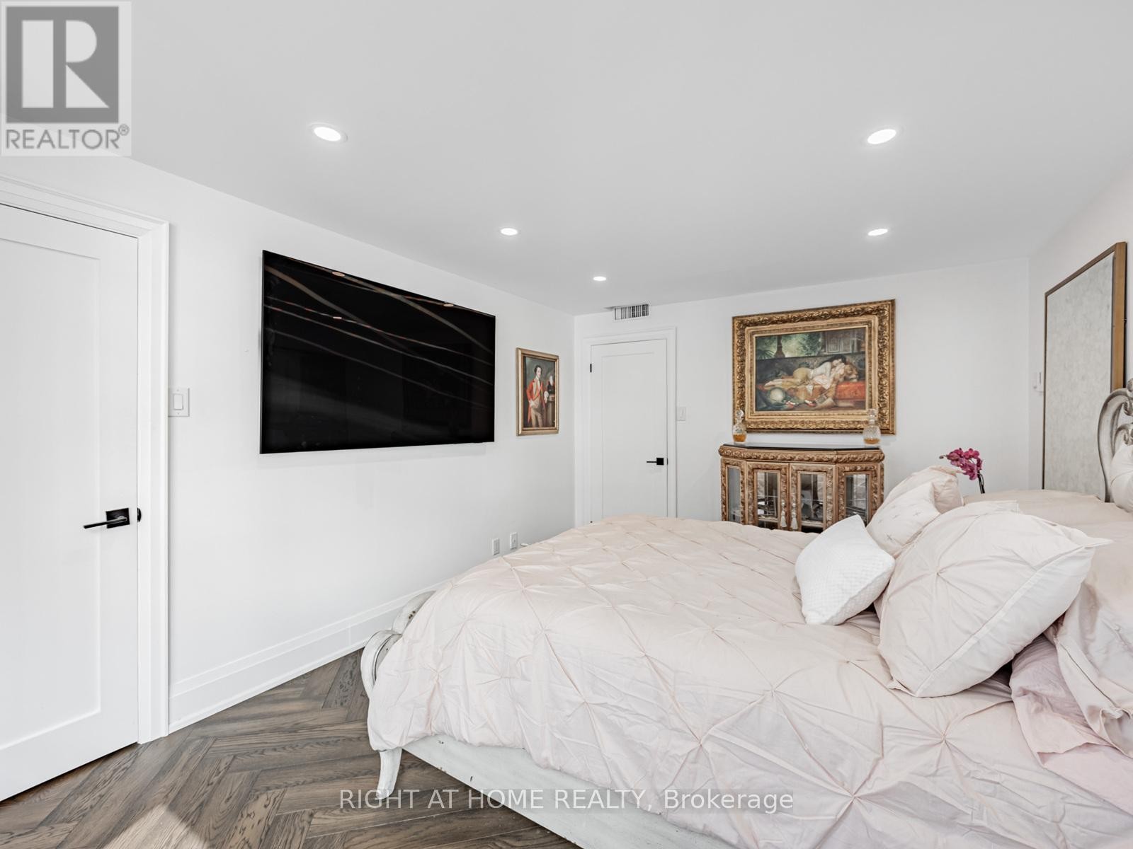 












401 - 1166 BAY STREET

,
Toronto (Bay Street Corridor),




Ontario
M5S2X8

