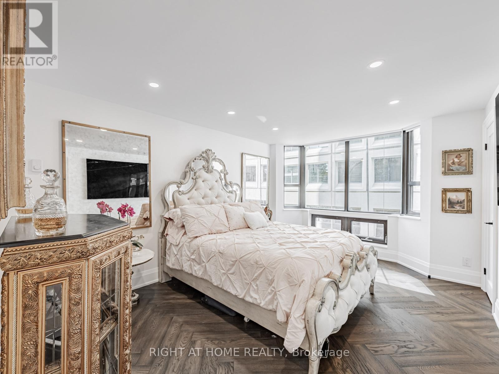 












401 - 1166 BAY STREET

,
Toronto (Bay Street Corridor),




Ontario
M5S2X8

