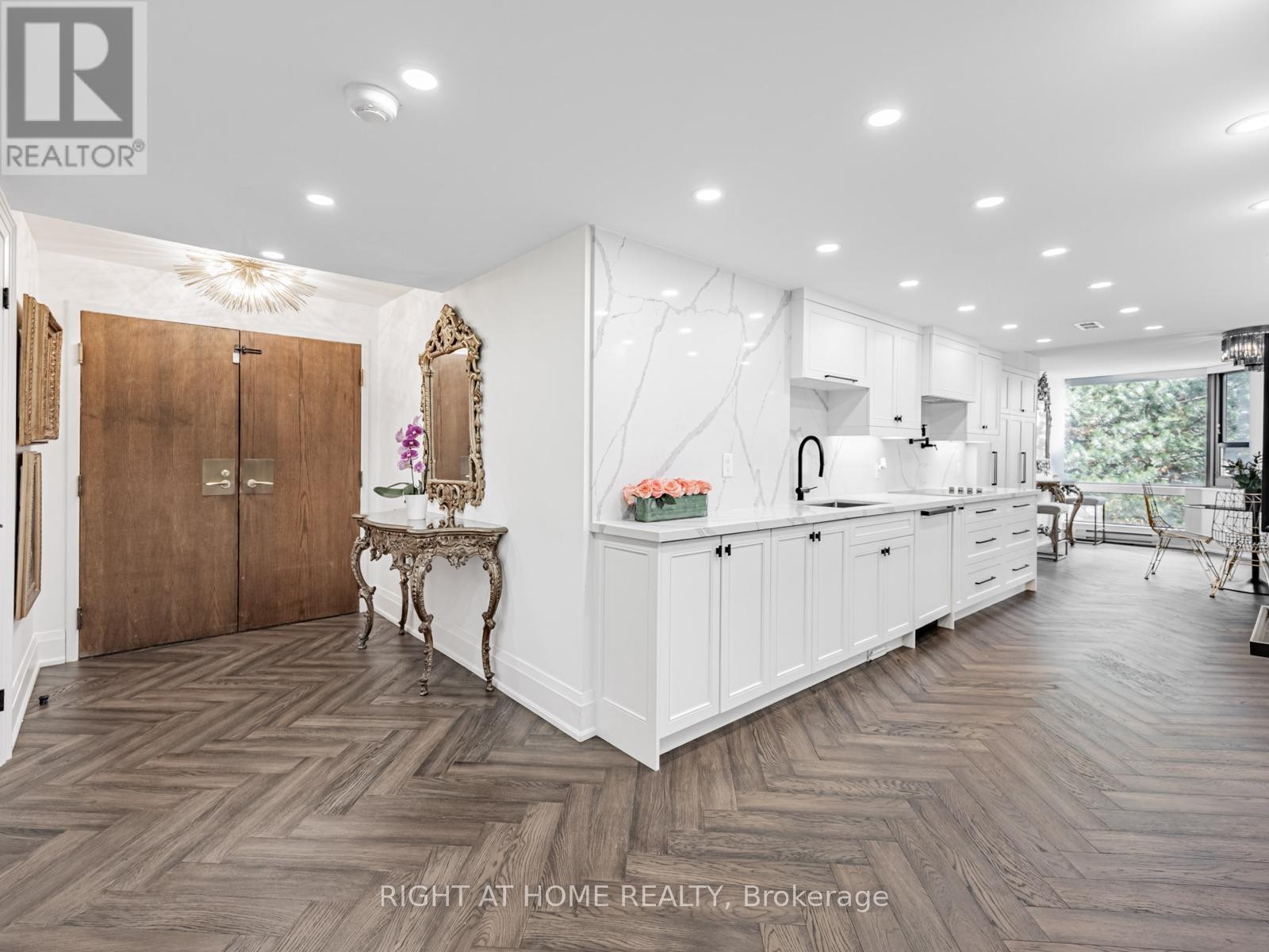 












401 - 1166 BAY STREET

,
Toronto (Bay Street Corridor),




Ontario
M5S2X8

