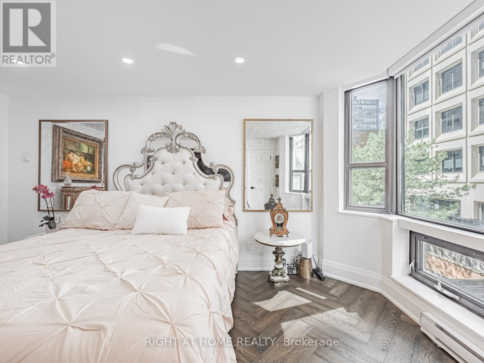 












401 - 1166 BAY STREET

,
Toronto (Bay Street Corridor),




Ontario
M5S2X8


