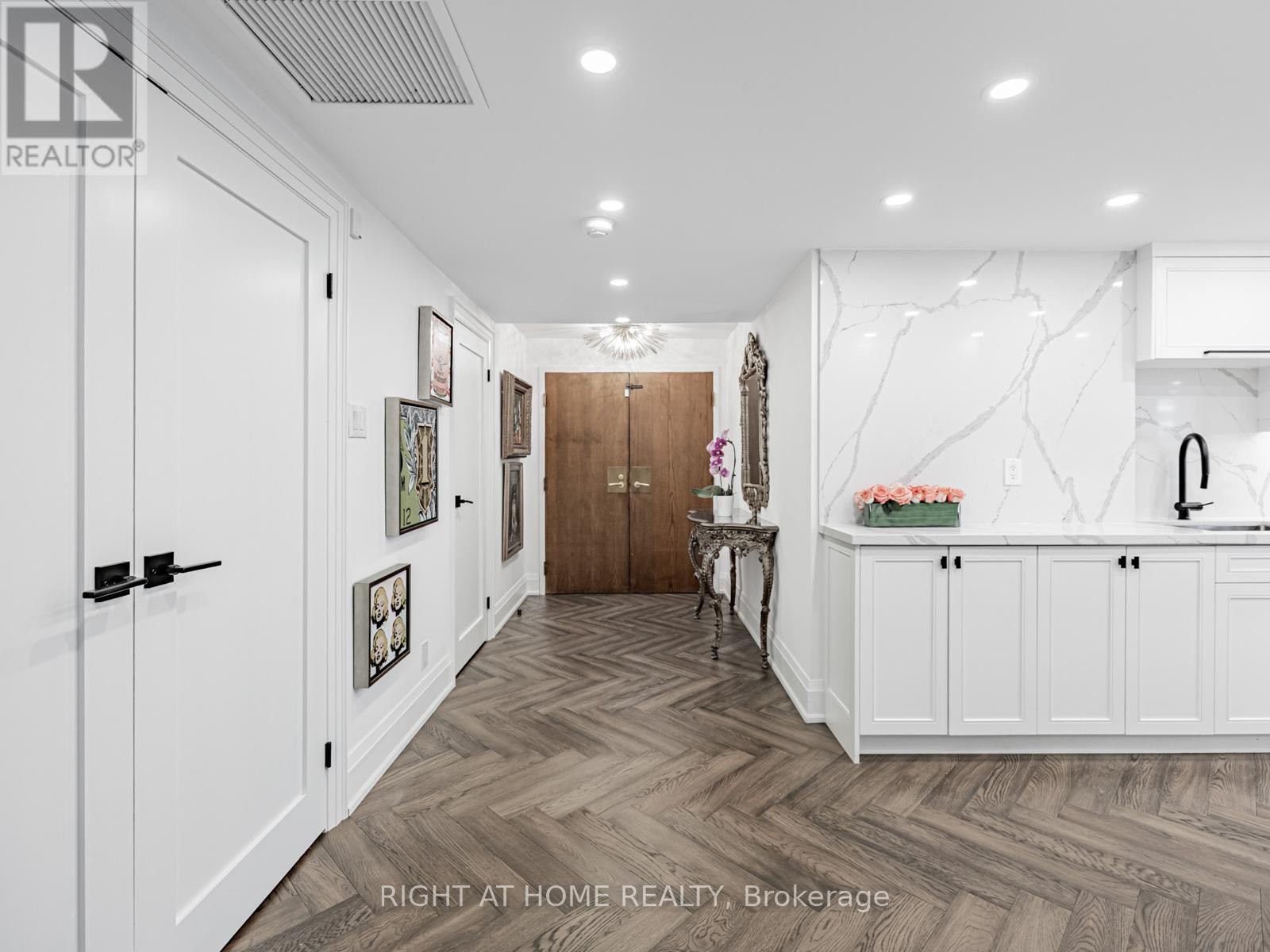 












401 - 1166 BAY STREET

,
Toronto (Bay Street Corridor),




Ontario
M5S2X8

