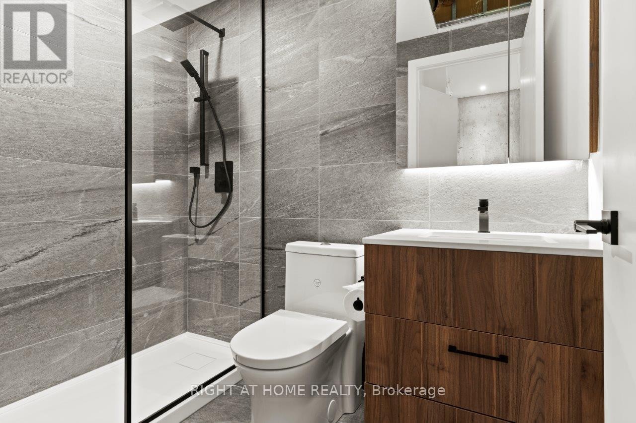 












25 - 12 DERVOCK CRESCENT

,
Toronto (Bayview Village),




Ontario
M2K1A7

