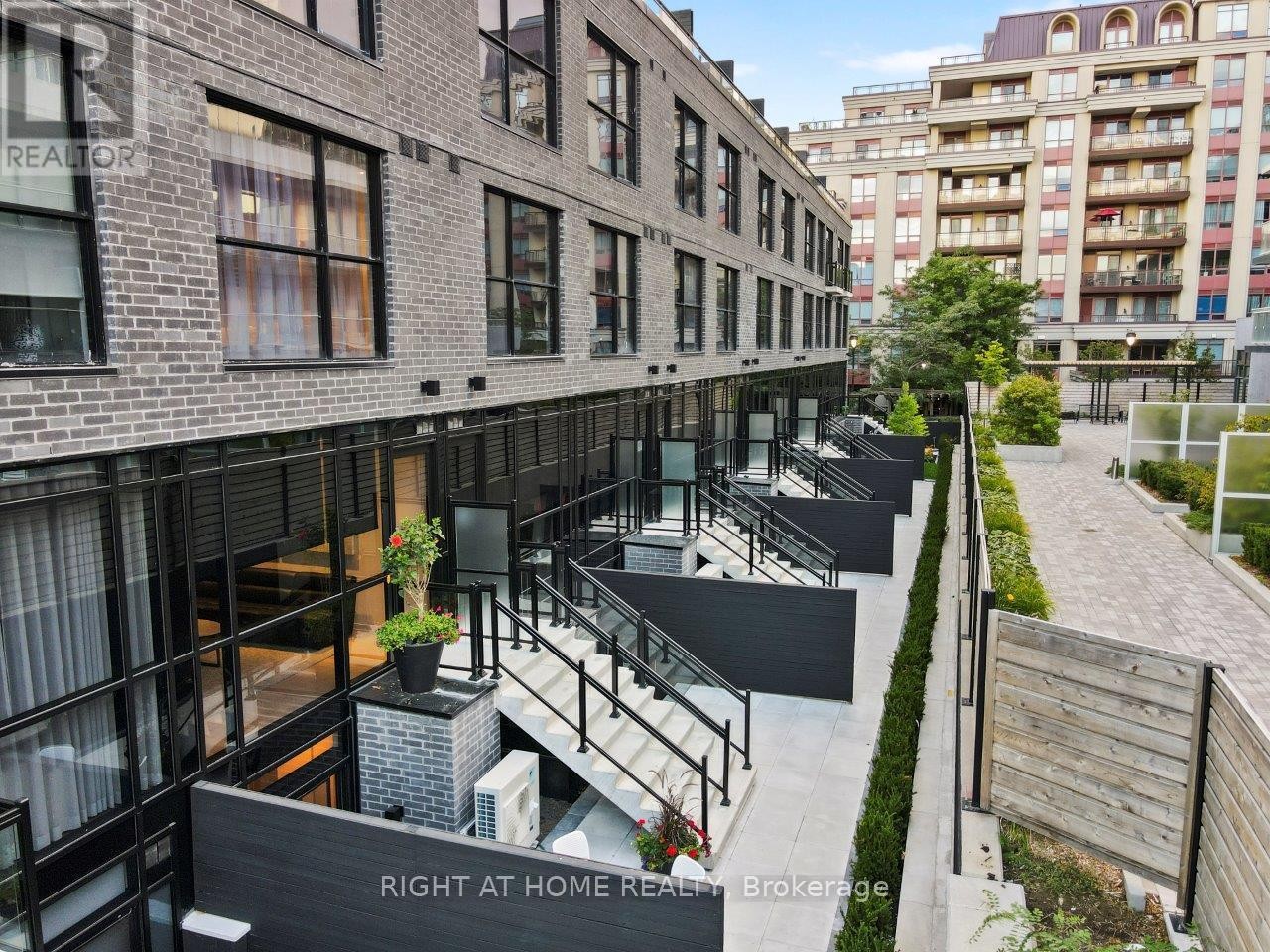 












25 - 12 DERVOCK CRESCENT

,
Toronto (Bayview Village),




Ontario
M2K1A7

