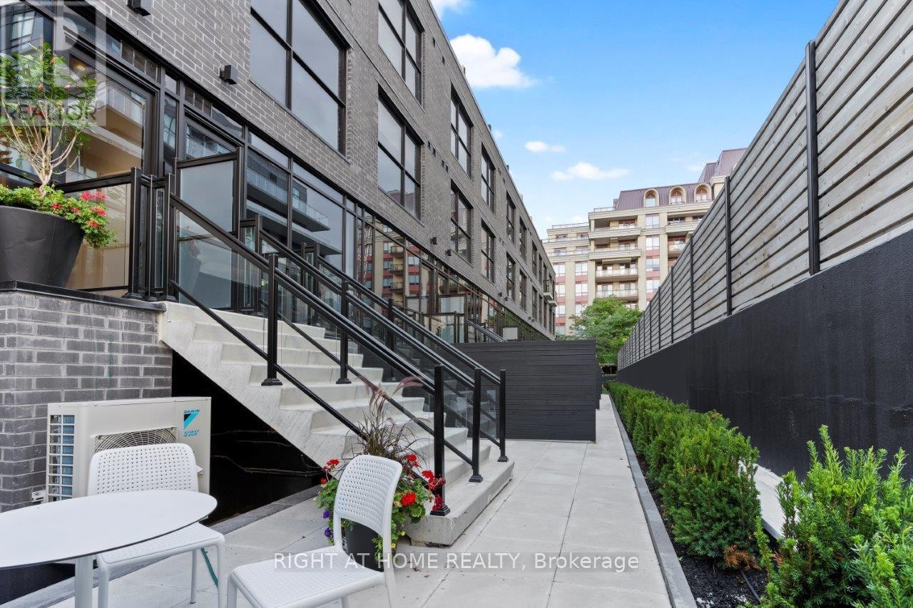 












25 - 12 DERVOCK CRESCENT

,
Toronto (Bayview Village),




Ontario
M2K1A7

