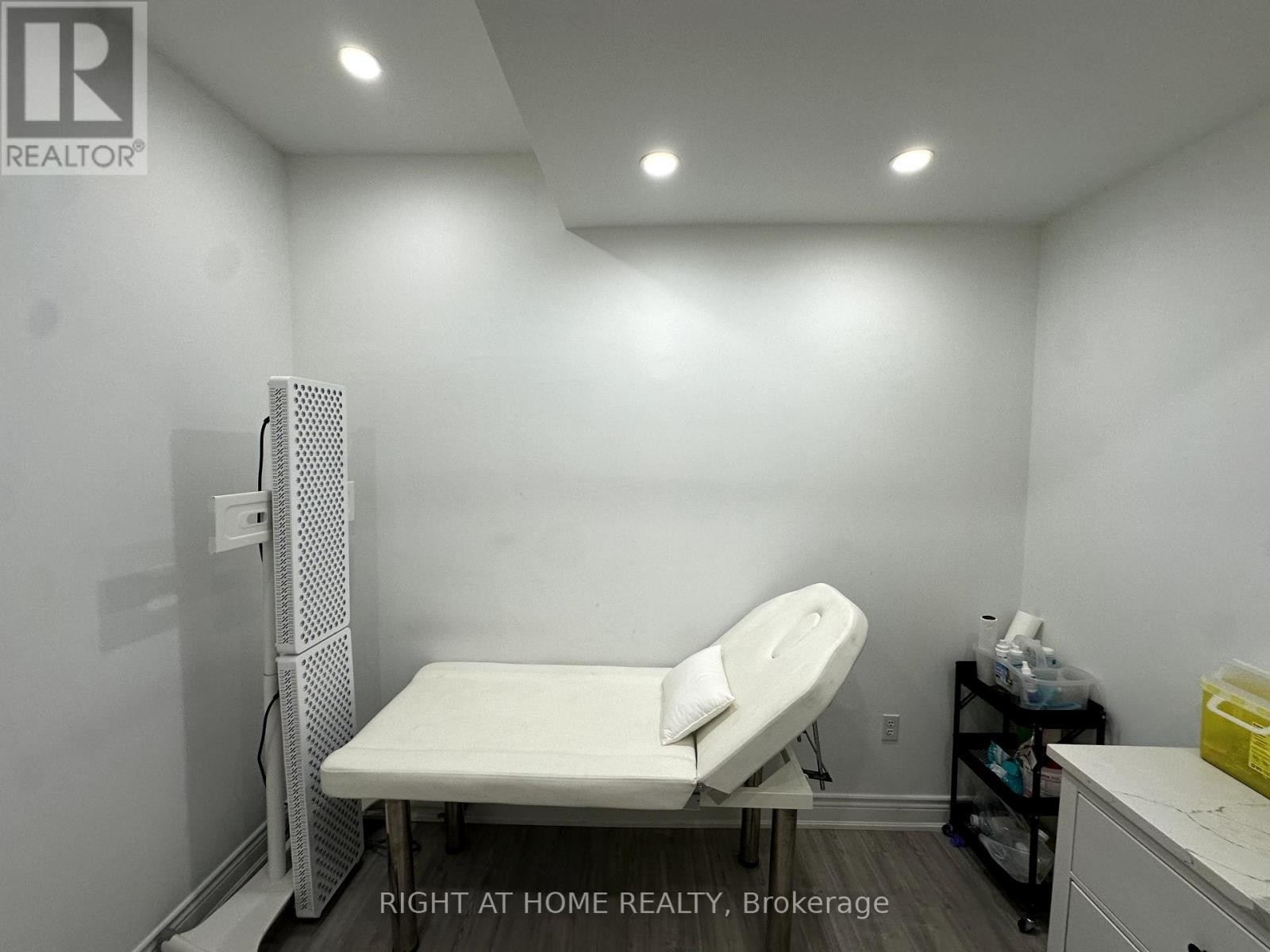 












ROOM 1 - 1639 EGLINTON AVENUE W

,
Toronto (Oakwood Village),




Ontario
M6E2H1

