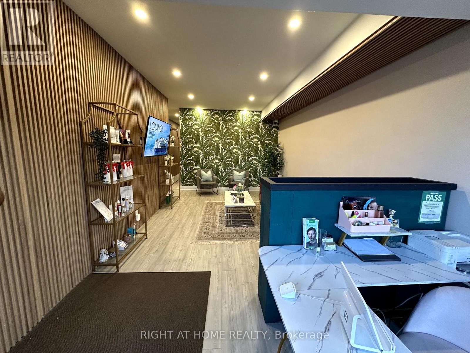 












ROOM 1 - 1639 EGLINTON AVENUE W

,
Toronto (Oakwood Village),




Ontario
M6E2H1

