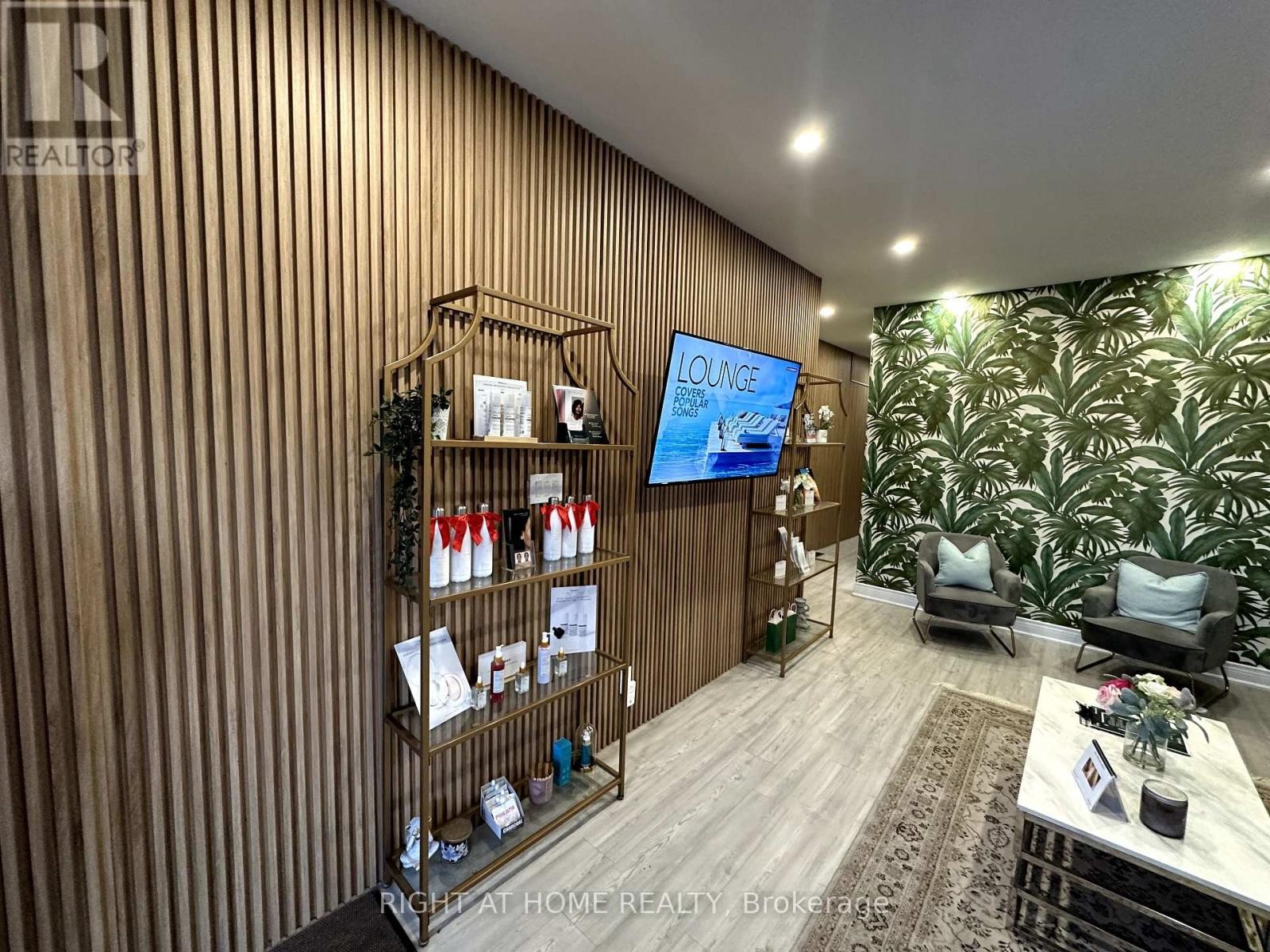 












ROOM 1 - 1639 EGLINTON AVENUE W

,
Toronto (Oakwood Village),




Ontario
M6E2H1

