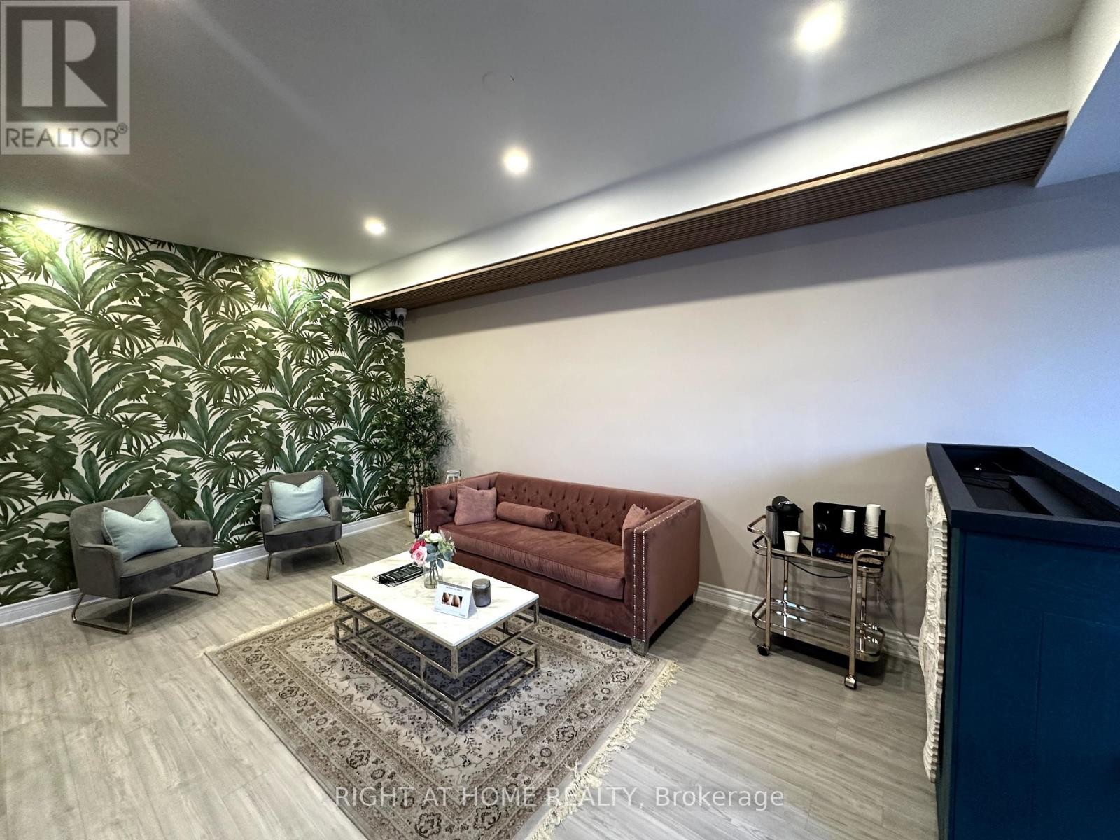 












ROOM 1 - 1639 EGLINTON AVENUE W

,
Toronto (Oakwood Village),




Ontario
M6E2H1

