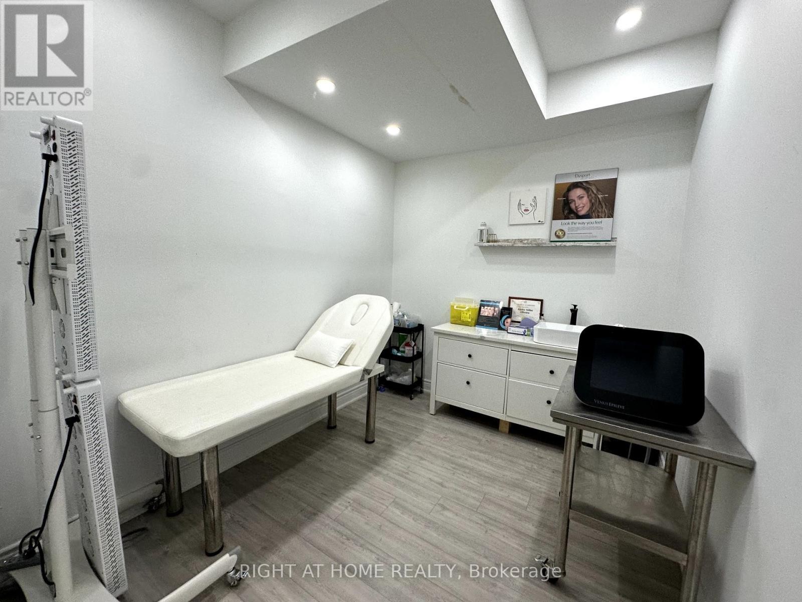 












ROOM 1 - 1639 EGLINTON AVENUE W

,
Toronto (Oakwood Village),




Ontario
M6E2H1

