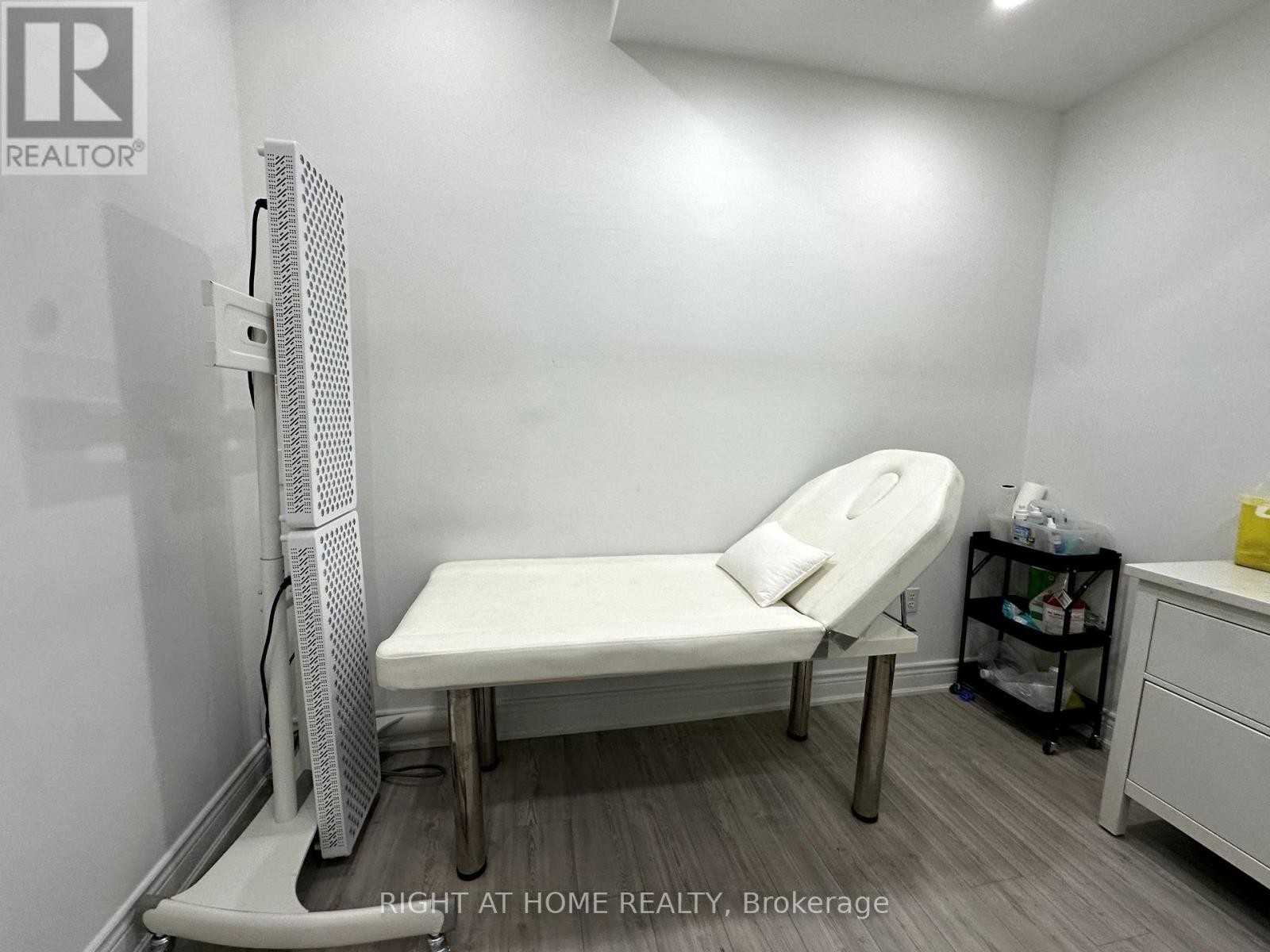 












ROOM 1 - 1639 EGLINTON AVENUE W

,
Toronto (Oakwood Village),




Ontario
M6E2H1

