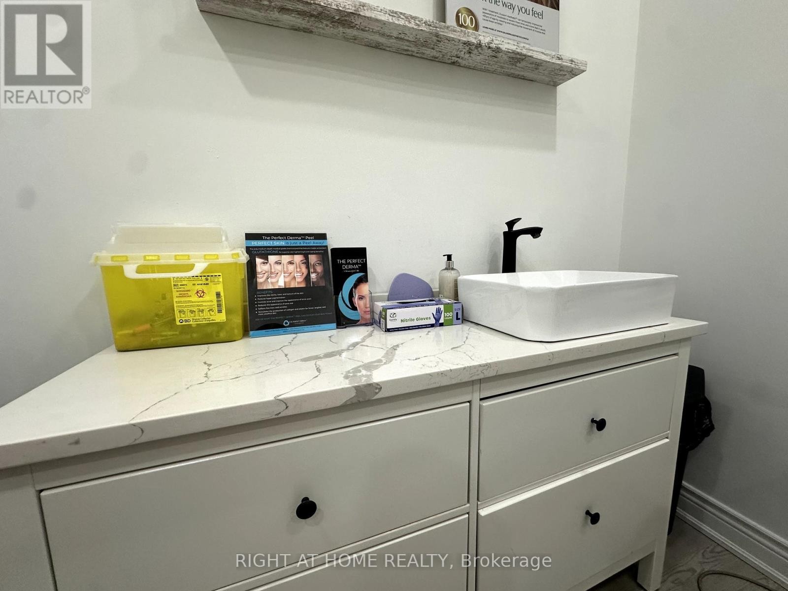 












ROOM 1 - 1639 EGLINTON AVENUE W

,
Toronto (Oakwood Village),




Ontario
M6E2H1

