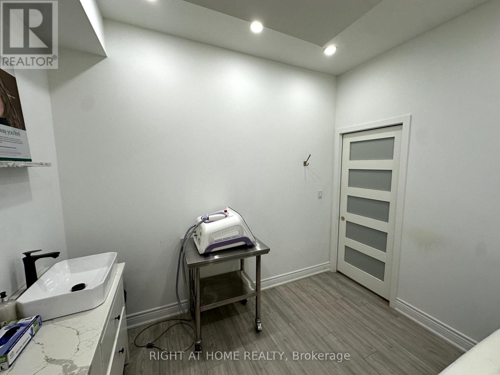 












ROOM 1 - 1639 EGLINTON AVENUE W

,
Toronto (Oakwood Village),




Ontario
M6E2H1

