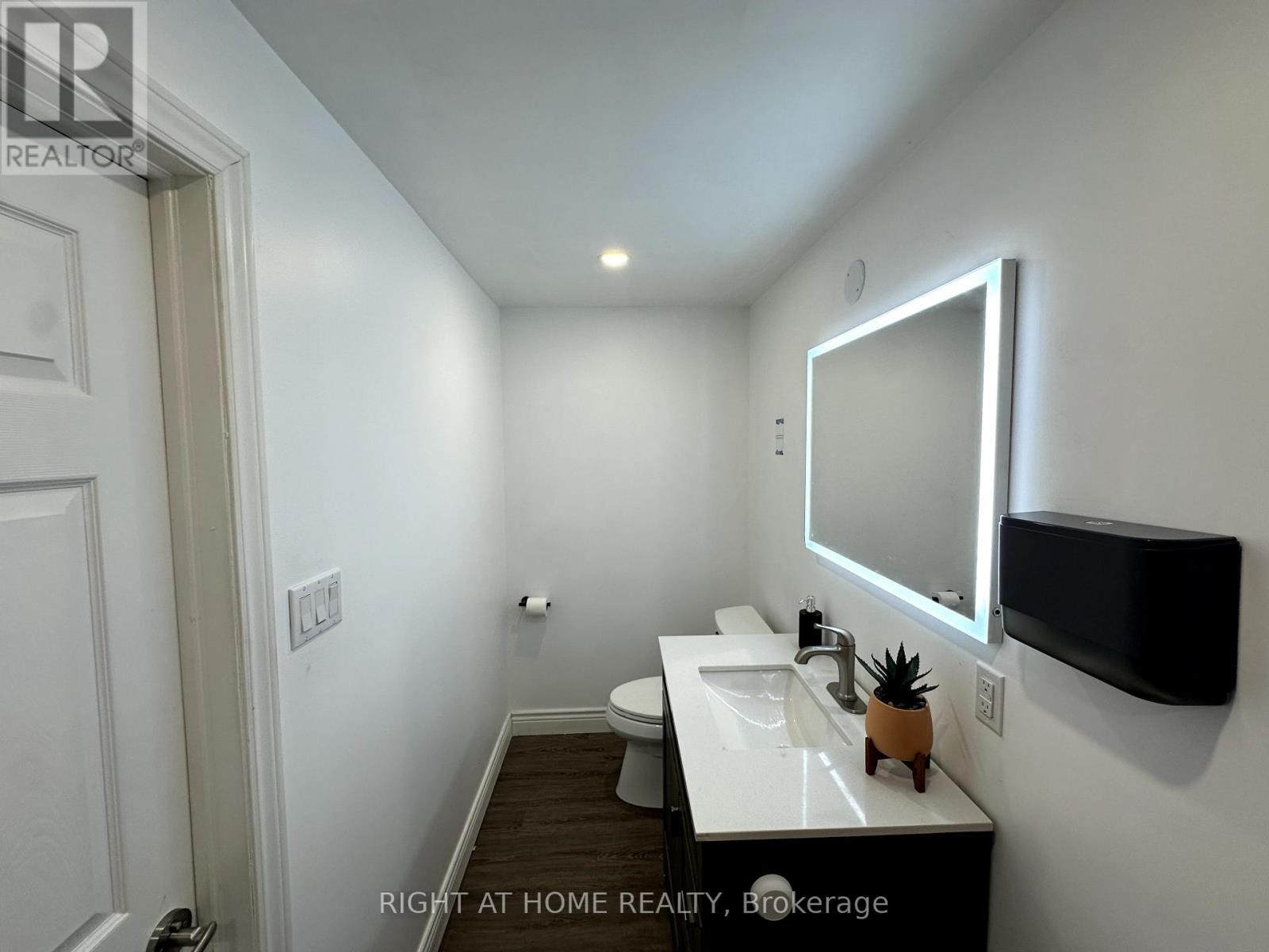 












ROOM 2 - 1639 EGLINTON AVENUE W

,
Toronto (Oakwood Village),




Ontario
M6E2H1

