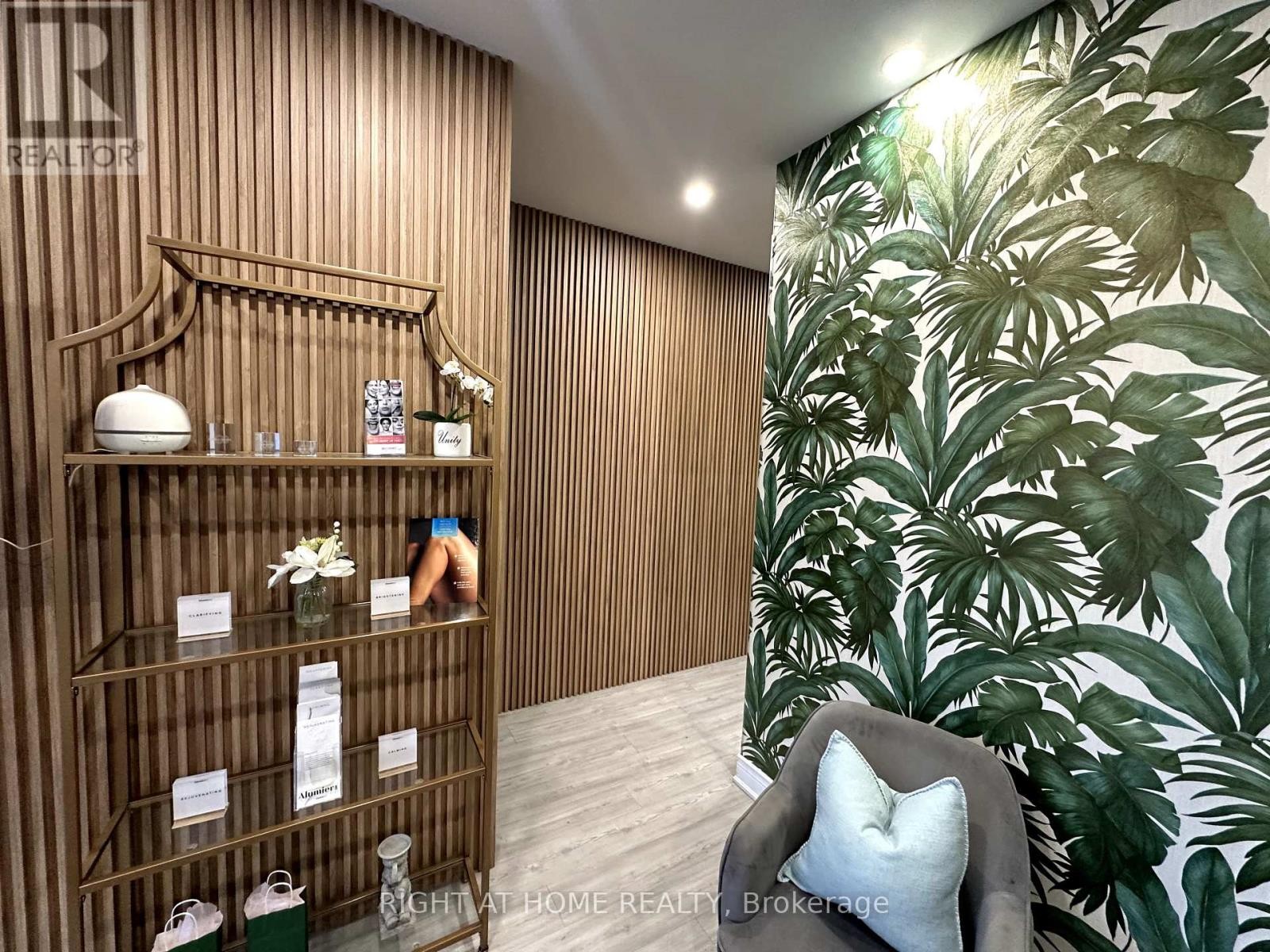 












ROOM 2 - 1639 EGLINTON AVENUE W

,
Toronto (Oakwood Village),




Ontario
M6E2H1

