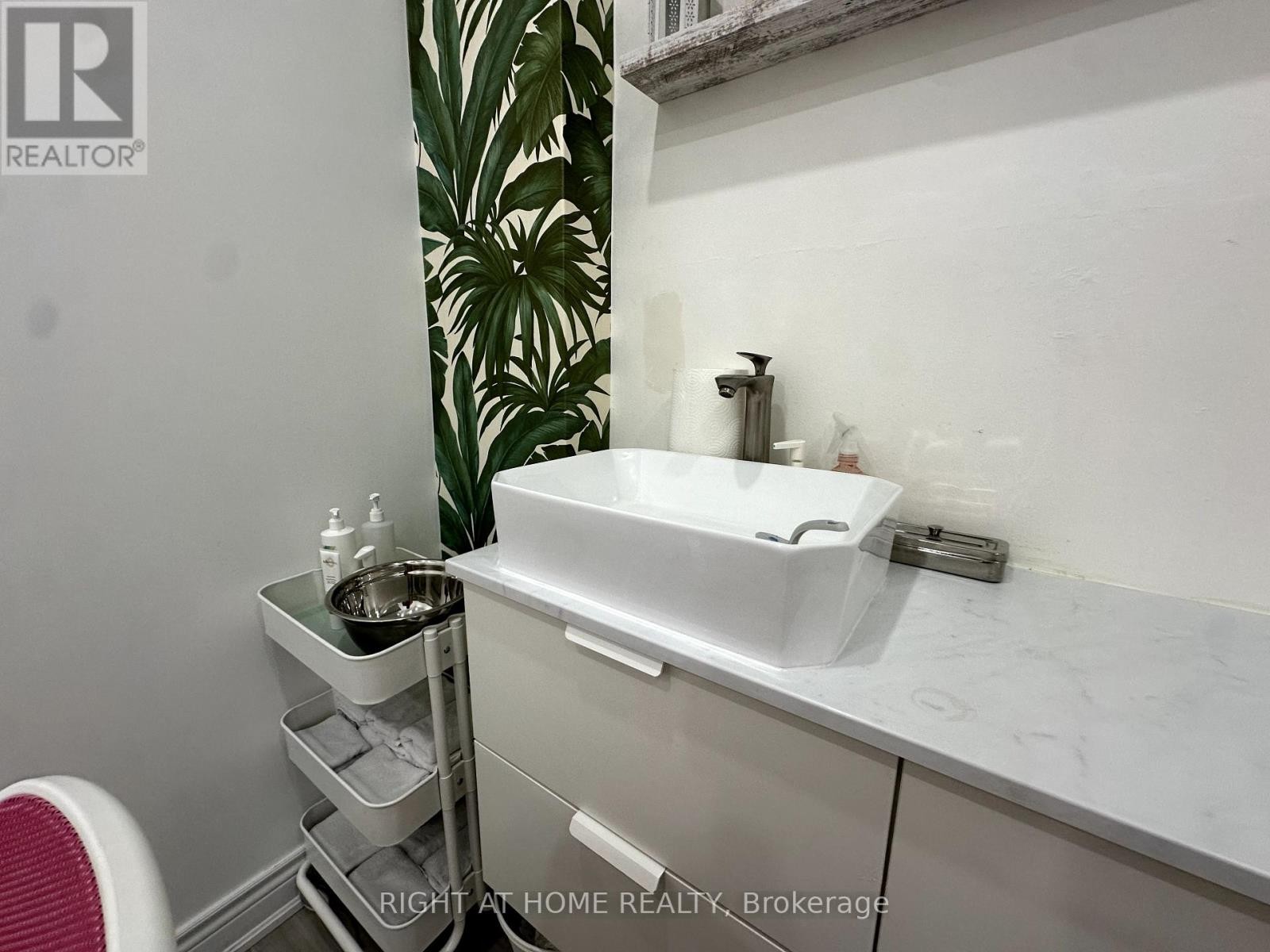 












ROOM 2 - 1639 EGLINTON AVENUE W

,
Toronto (Oakwood Village),




Ontario
M6E2H1

