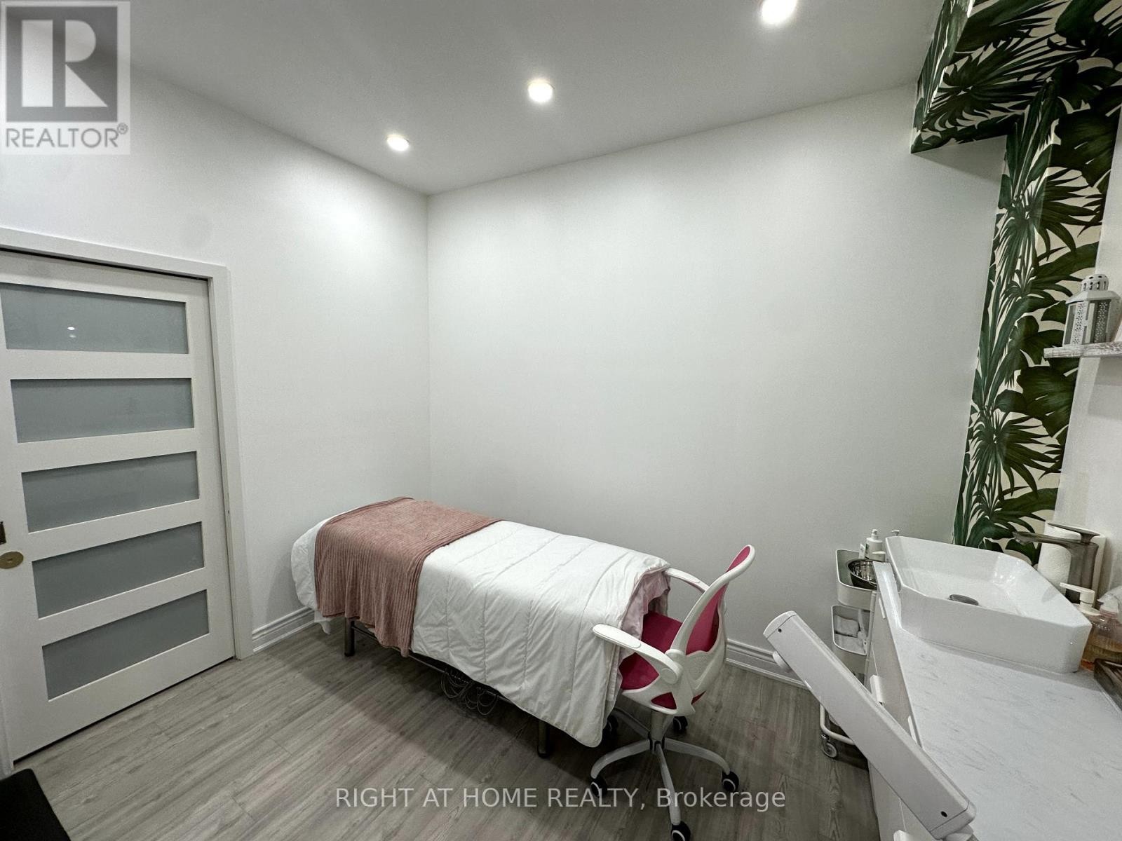 












ROOM 2 - 1639 EGLINTON AVENUE W

,
Toronto (Oakwood Village),




Ontario
M6E2H1

