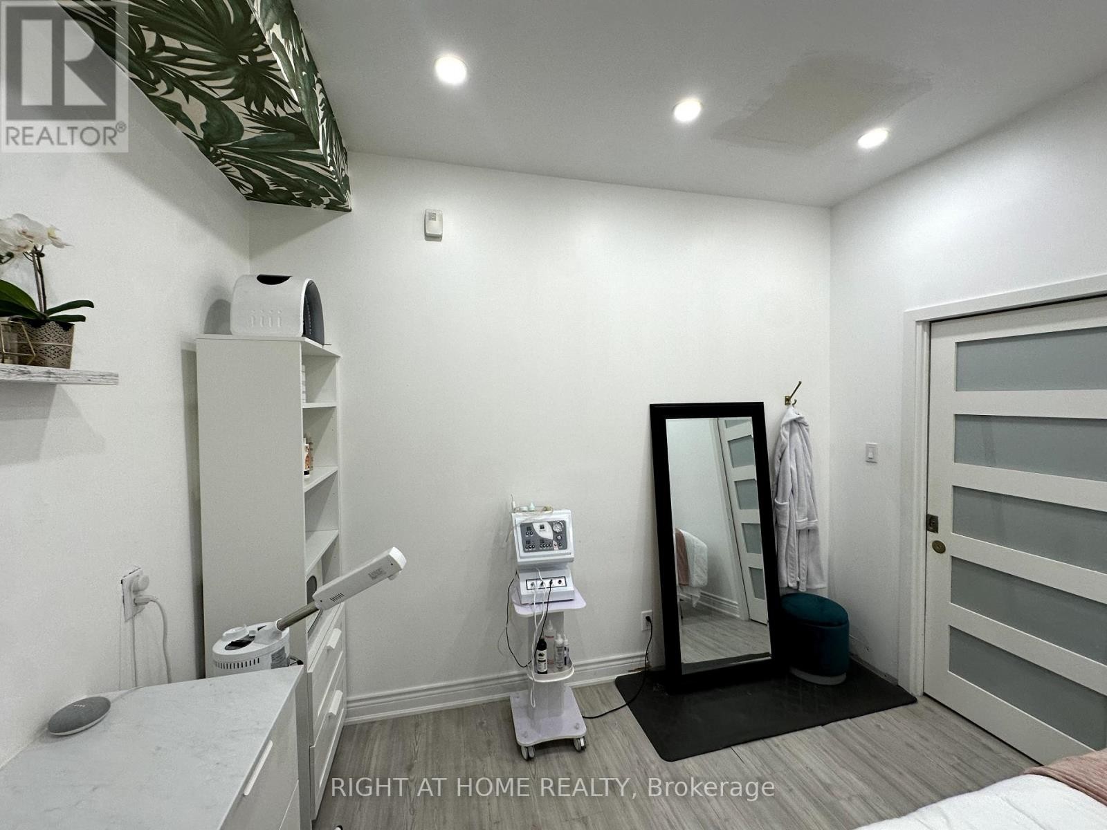 












ROOM 2 - 1639 EGLINTON AVENUE W

,
Toronto (Oakwood Village),




Ontario
M6E2H1

