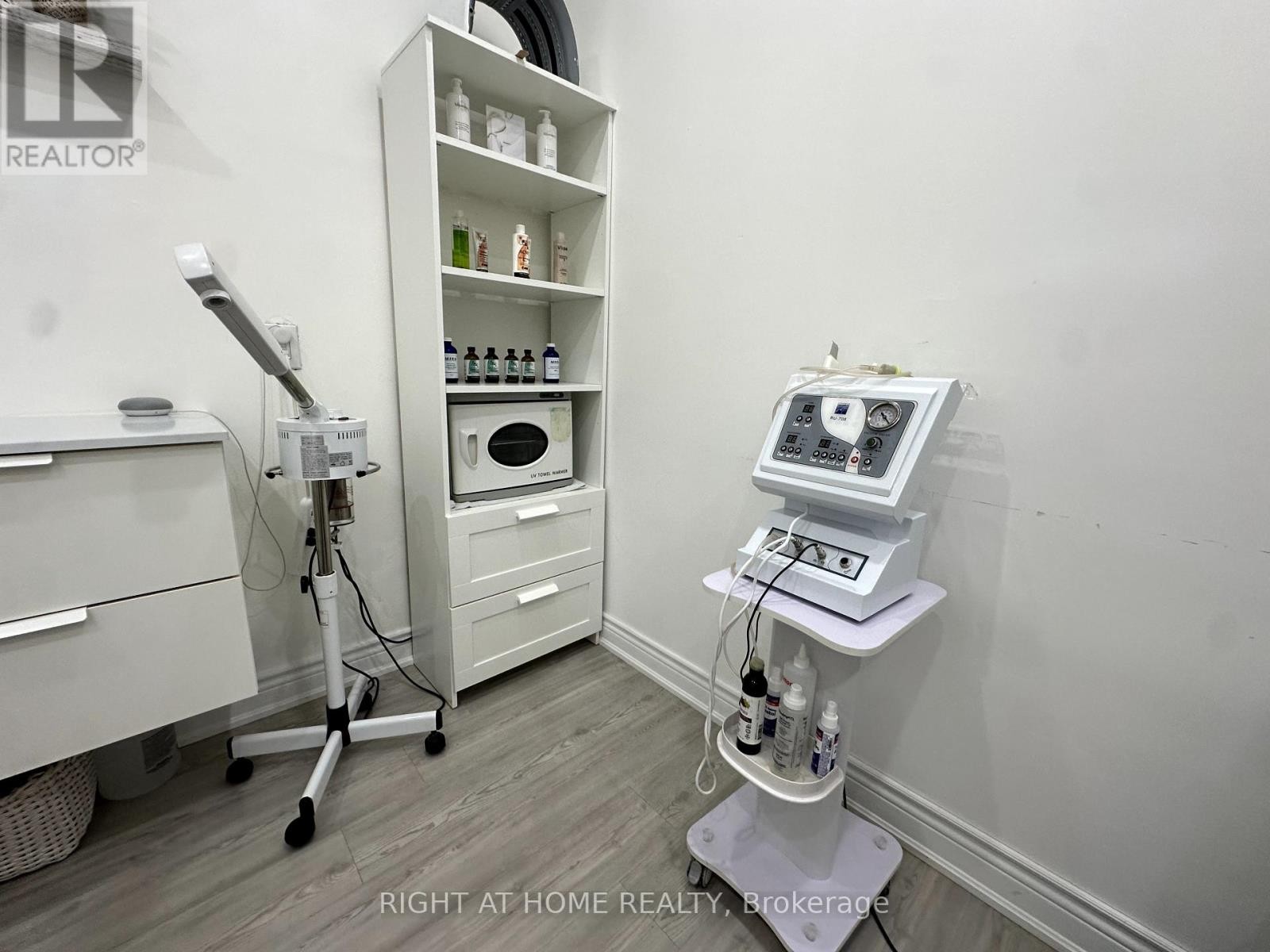 












ROOM 2 - 1639 EGLINTON AVENUE W

,
Toronto (Oakwood Village),




Ontario
M6E2H1

