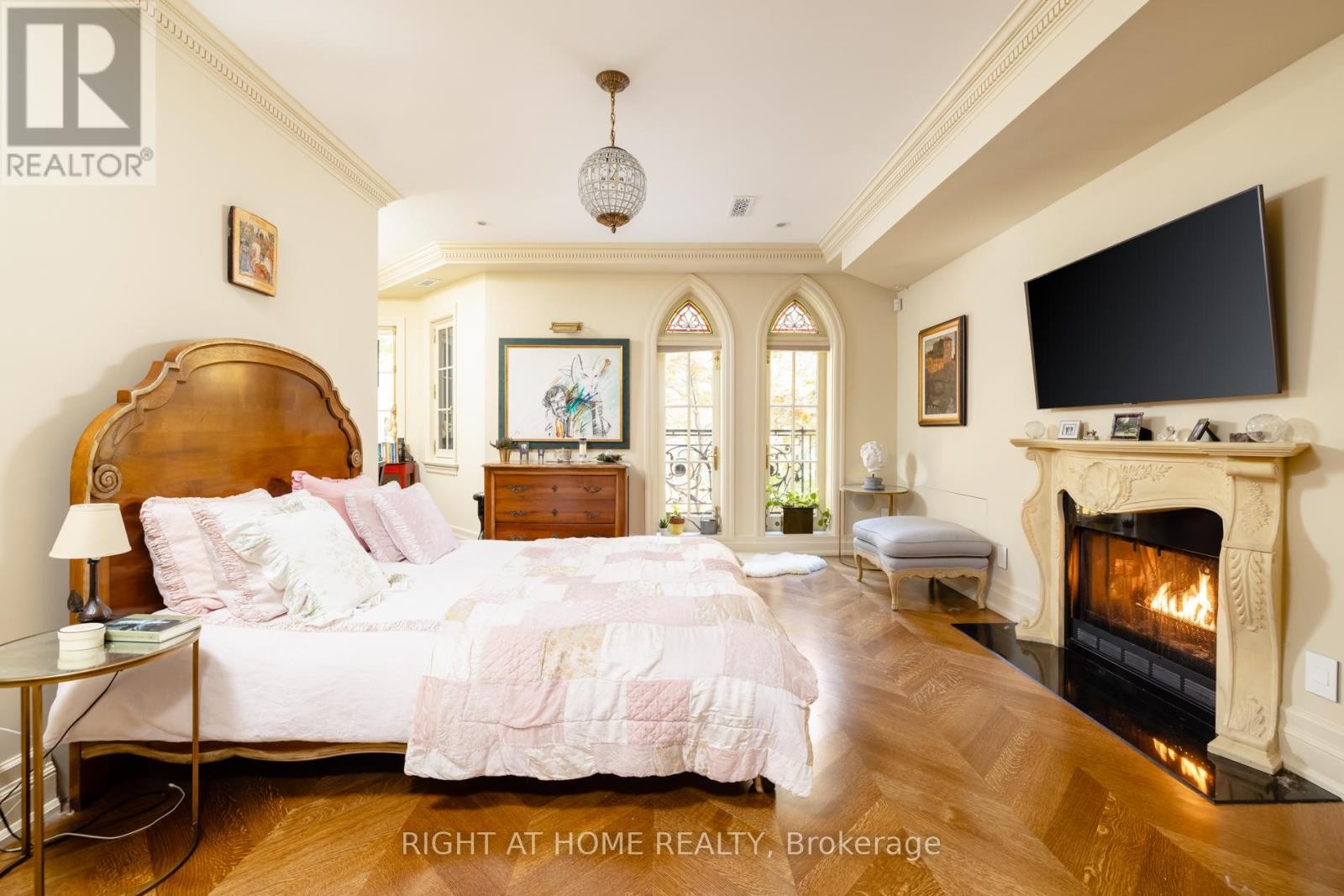 












51 HAZELTON AVENUE

,
Toronto (Annex),




Ontario
M5R2E3

