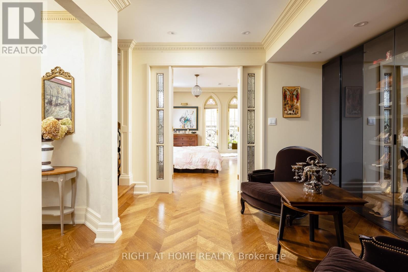 












51 HAZELTON AVENUE

,
Toronto (Annex),




Ontario
M5R2E3

