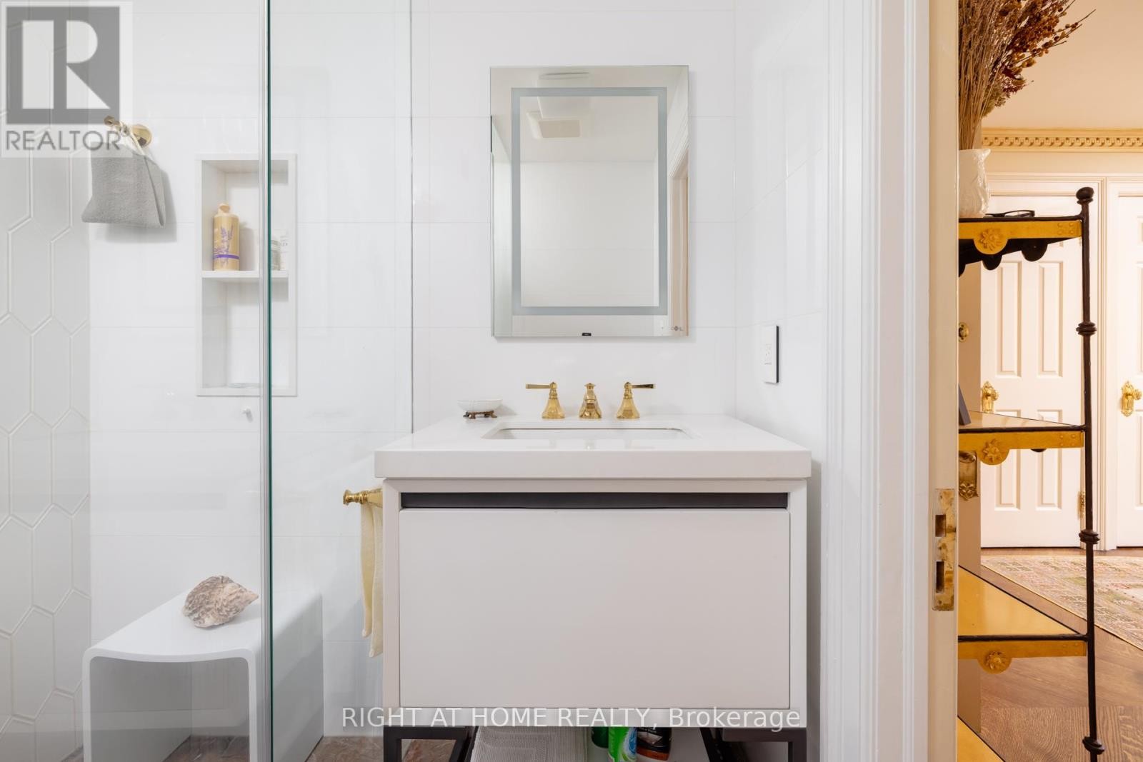 












51 HAZELTON AVENUE

,
Toronto (Annex),




Ontario
M5R2E3

