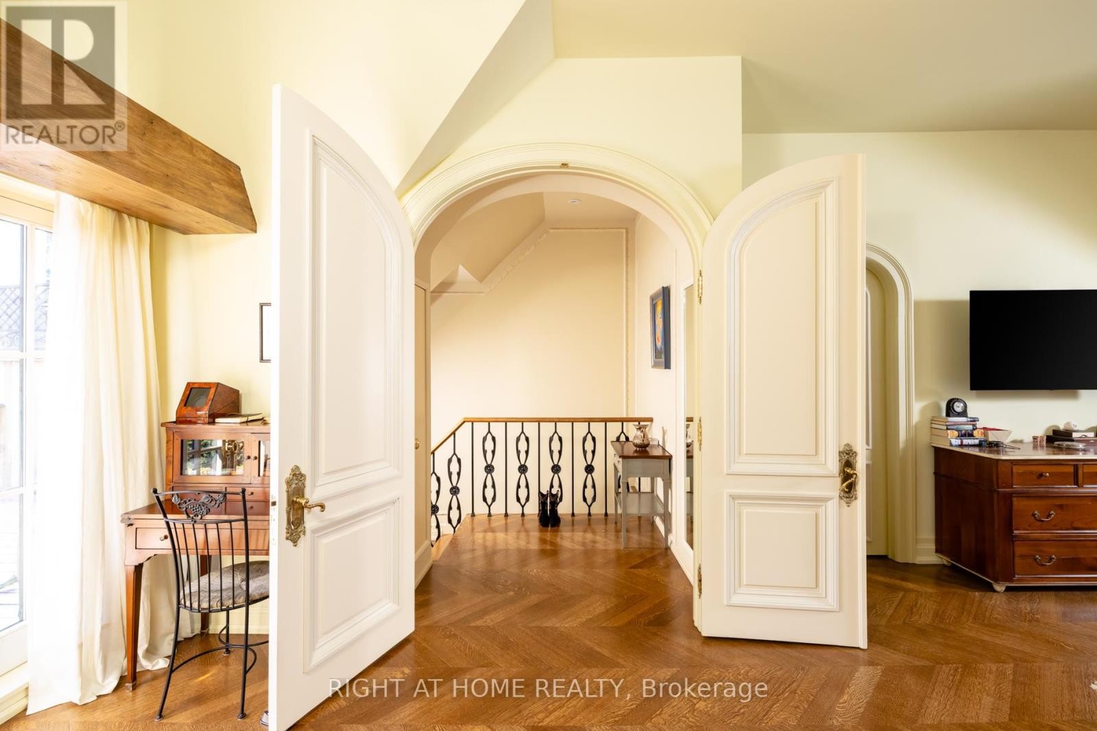 












51 HAZELTON AVENUE

,
Toronto (Annex),




Ontario
M5R2E3

