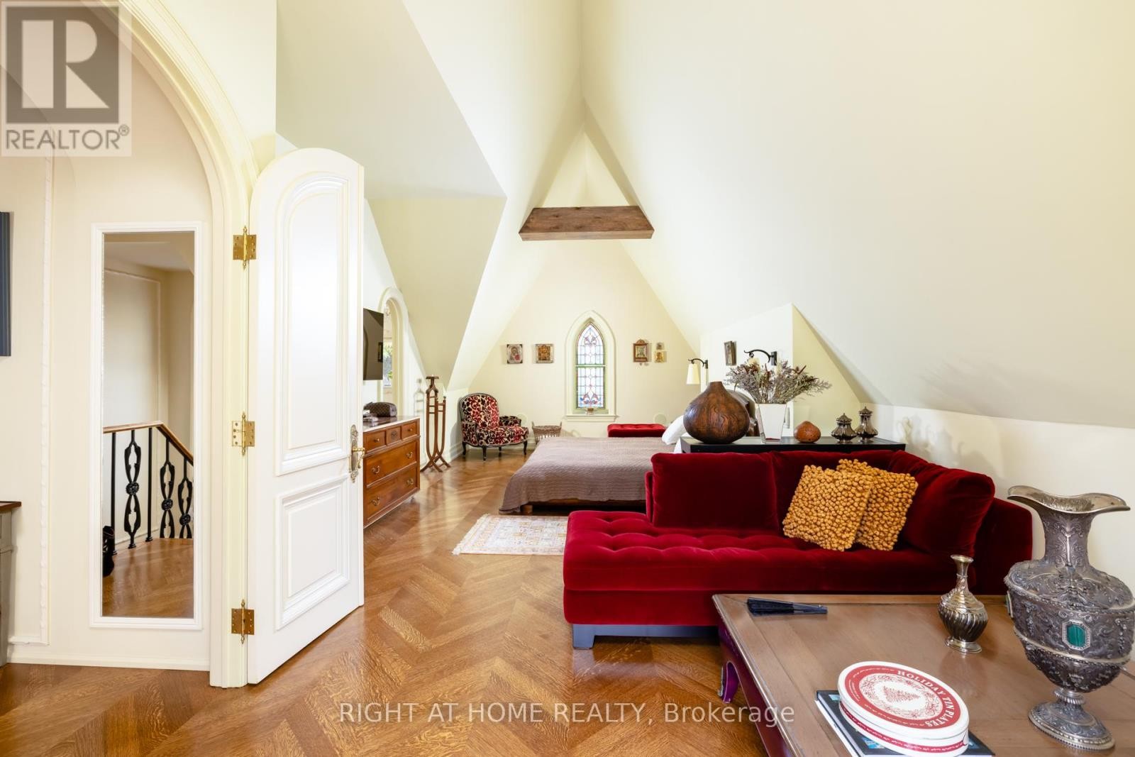 












51 HAZELTON AVENUE

,
Toronto (Annex),




Ontario
M5R2E3

