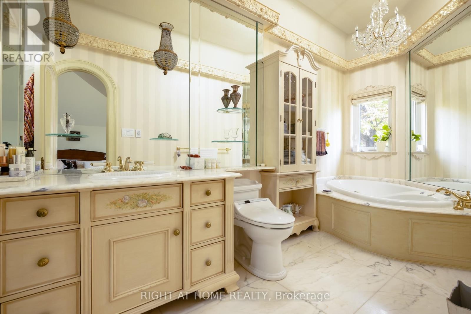 












51 HAZELTON AVENUE

,
Toronto (Annex),




Ontario
M5R2E3

