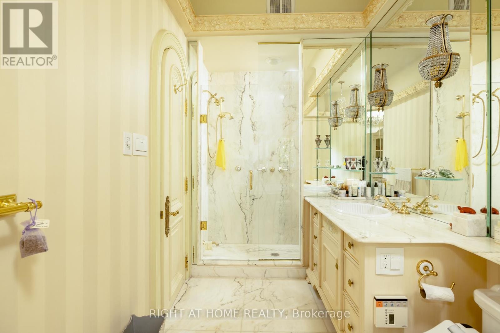 












51 HAZELTON AVENUE

,
Toronto (Annex),




Ontario
M5R2E3

