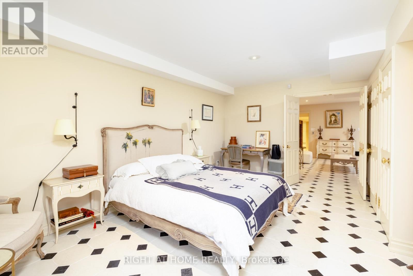 












51 HAZELTON AVENUE

,
Toronto (Annex),




Ontario
M5R2E3

