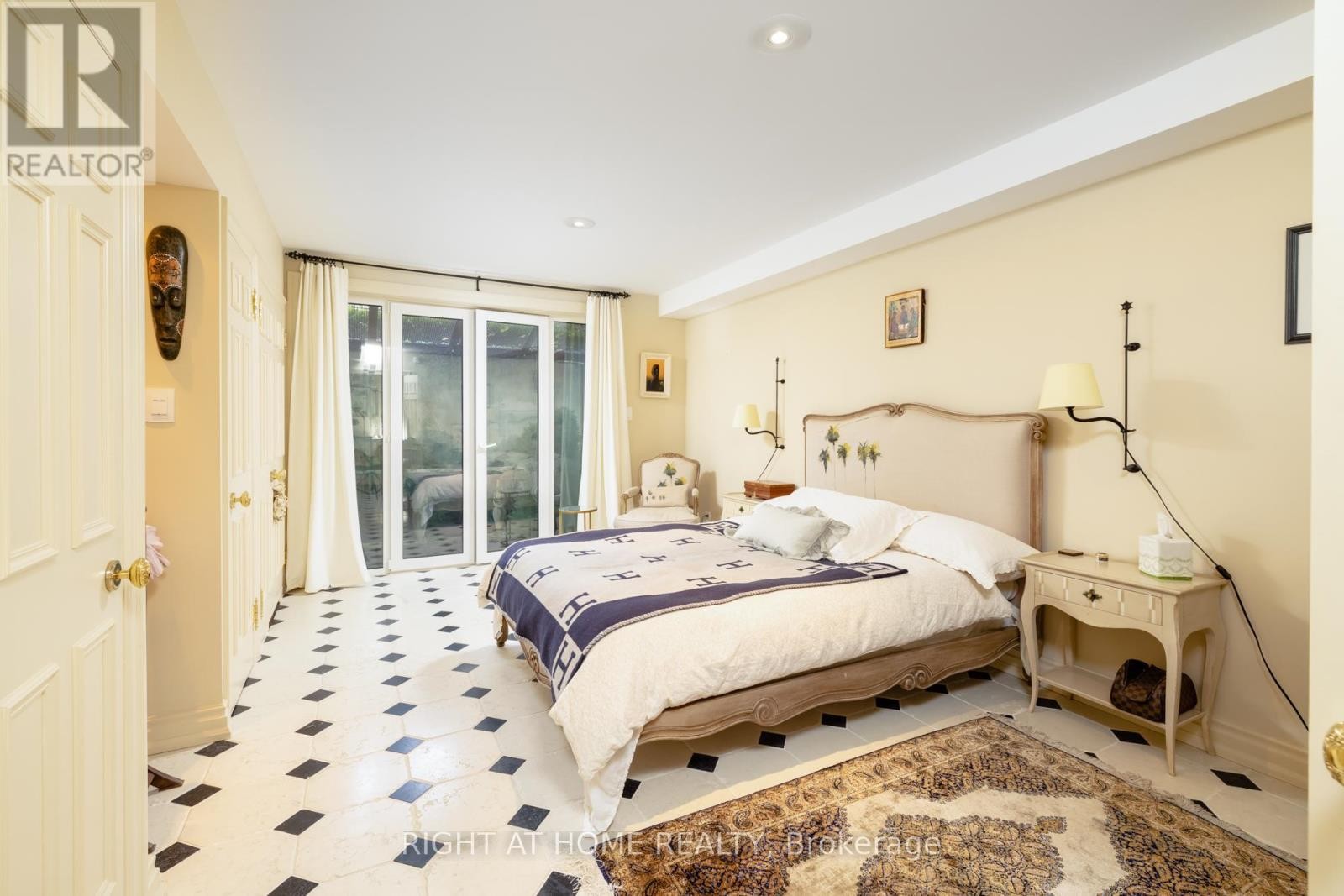 












51 HAZELTON AVENUE

,
Toronto (Annex),




Ontario
M5R2E3

