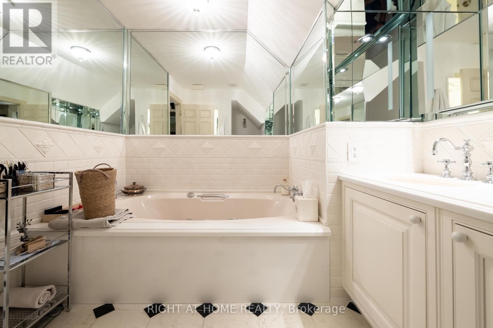 












51 HAZELTON AVENUE

,
Toronto (Annex),




Ontario
M5R2E3

