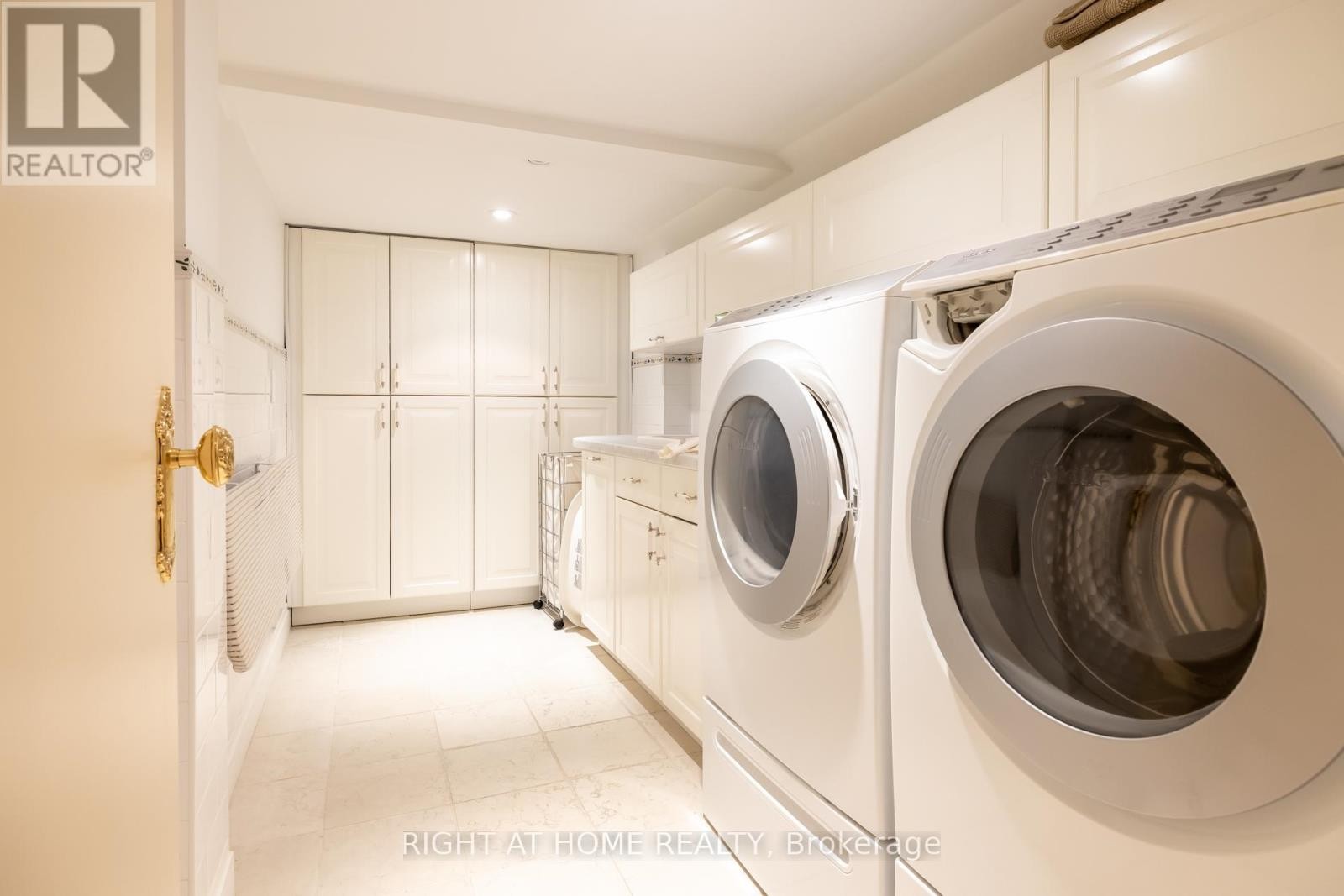 












51 HAZELTON AVENUE

,
Toronto (Annex),




Ontario
M5R2E3

