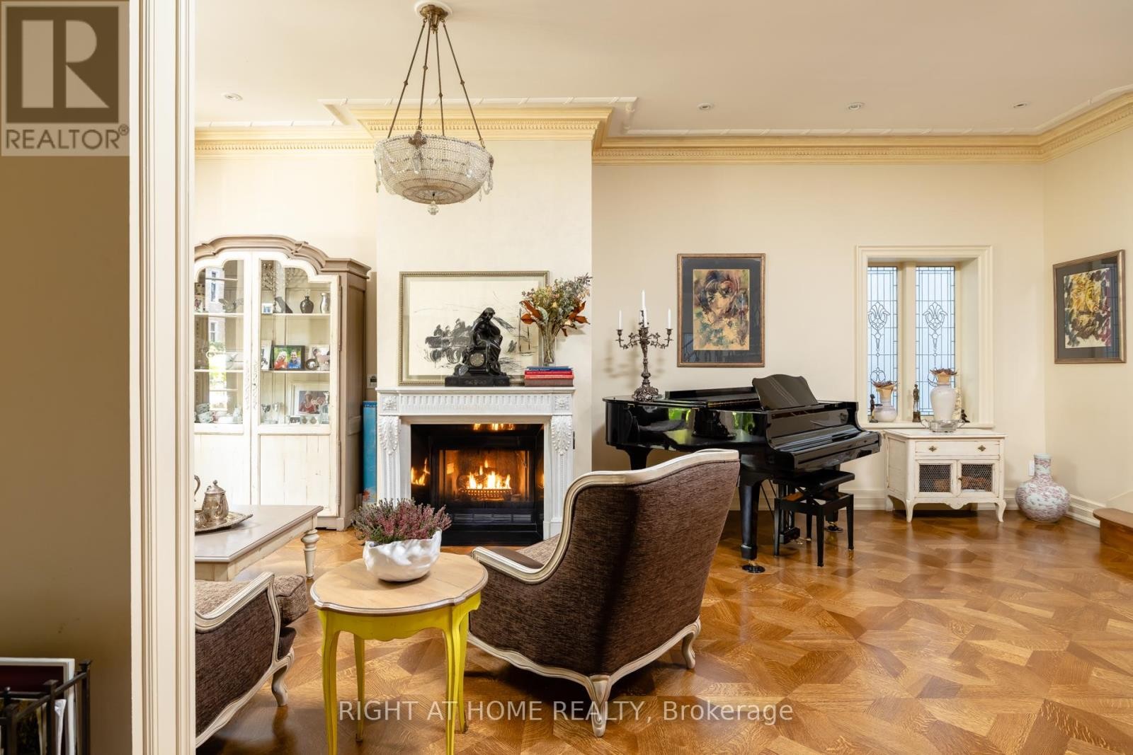 












51 HAZELTON AVENUE

,
Toronto (Annex),




Ontario
M5R2E3

