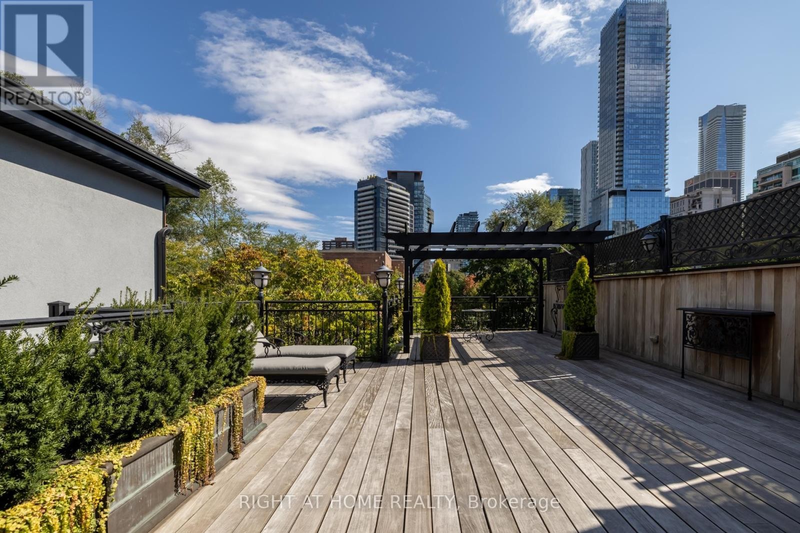 












51 HAZELTON AVENUE

,
Toronto (Annex),




Ontario
M5R2E3

