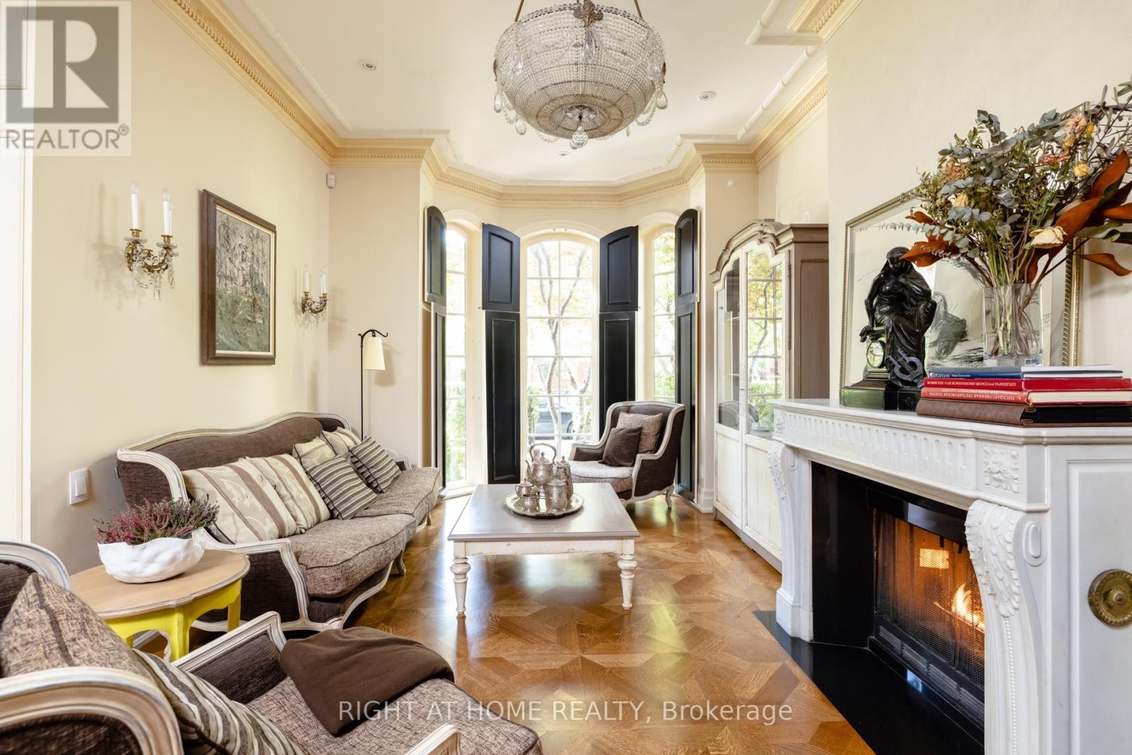 












51 HAZELTON AVENUE

,
Toronto (Annex),




Ontario
M5R2E3

