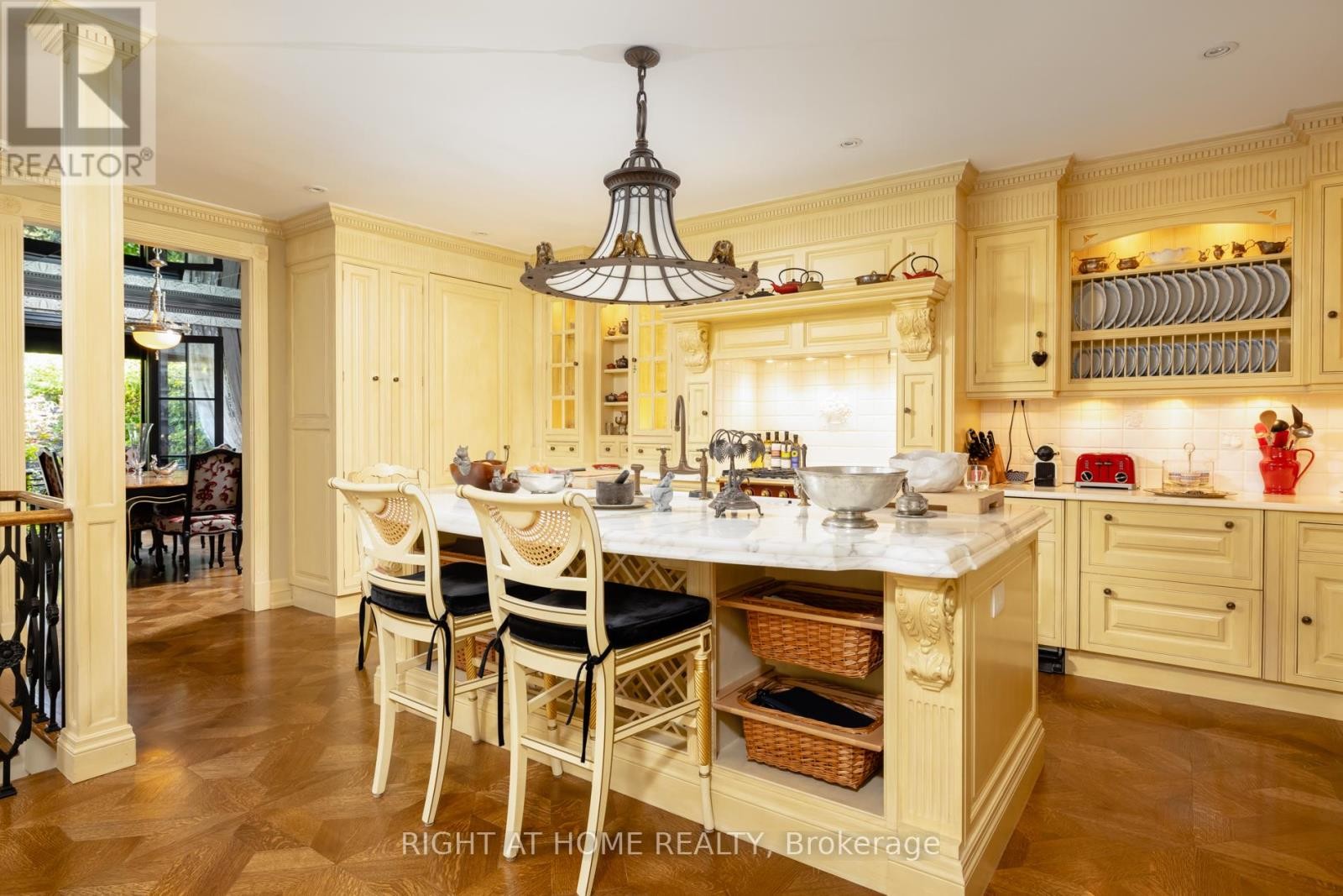 












51 HAZELTON AVENUE

,
Toronto (Annex),




Ontario
M5R2E3

