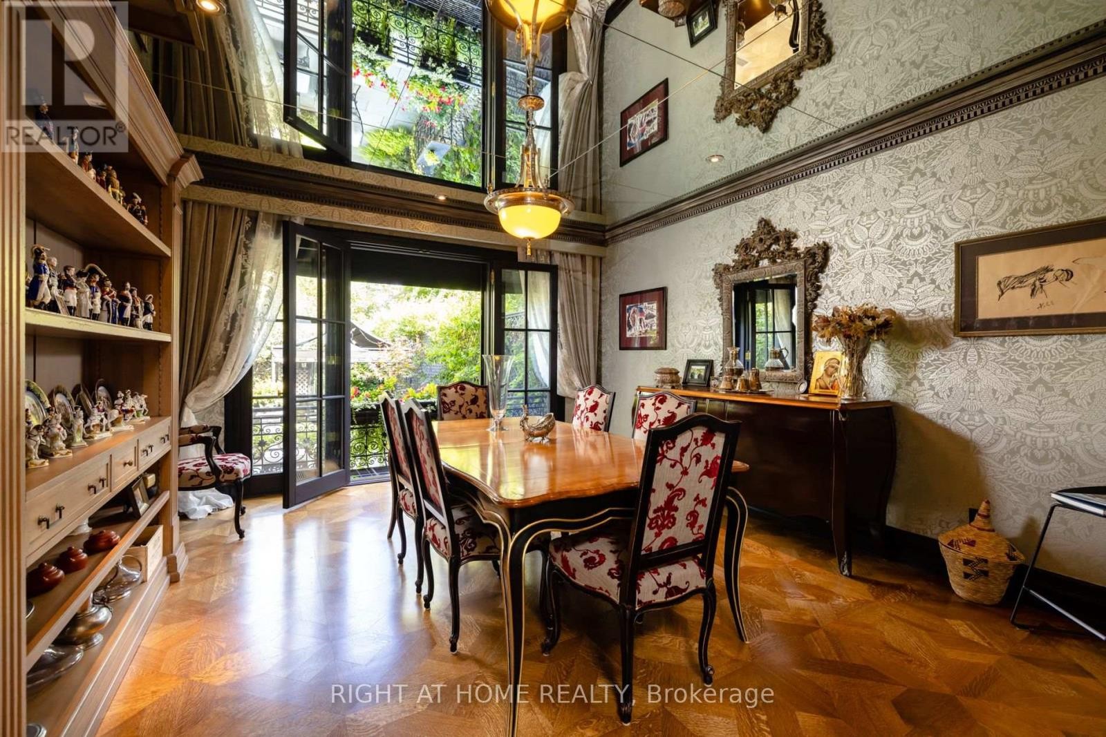 












51 HAZELTON AVENUE

,
Toronto (Annex),




Ontario
M5R2E3

