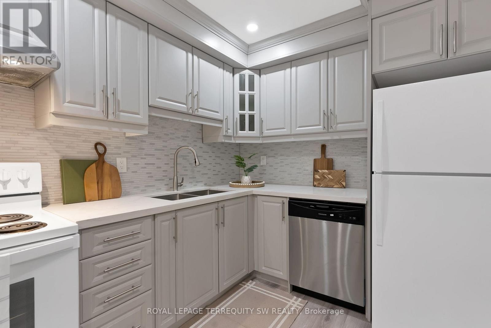 












158 WOODY VINE WAY

,
Toronto (Bayview Village),




Ontario
M2J4H6

