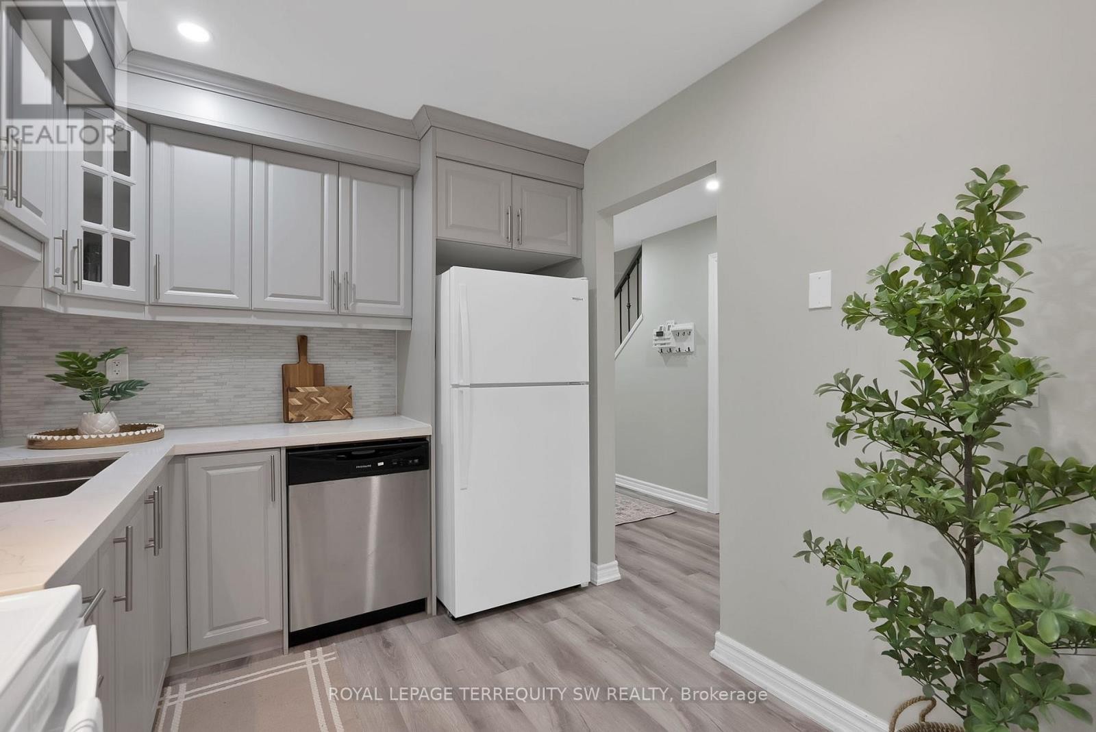 












158 WOODY VINE WAY

,
Toronto (Bayview Village),




Ontario
M2J4H6

