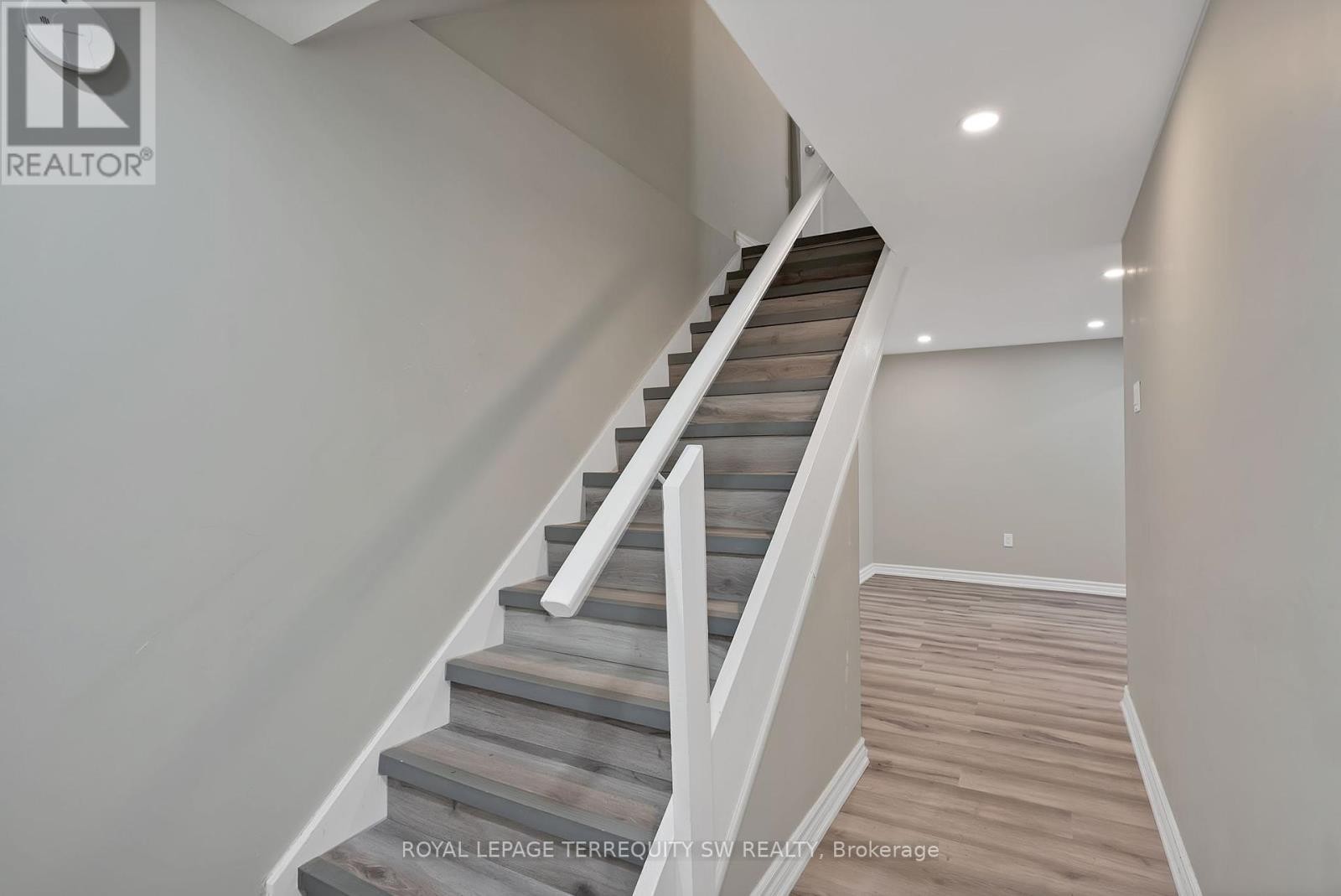 












158 WOODY VINE WAY

,
Toronto (Bayview Village),




Ontario
M2J4H6

