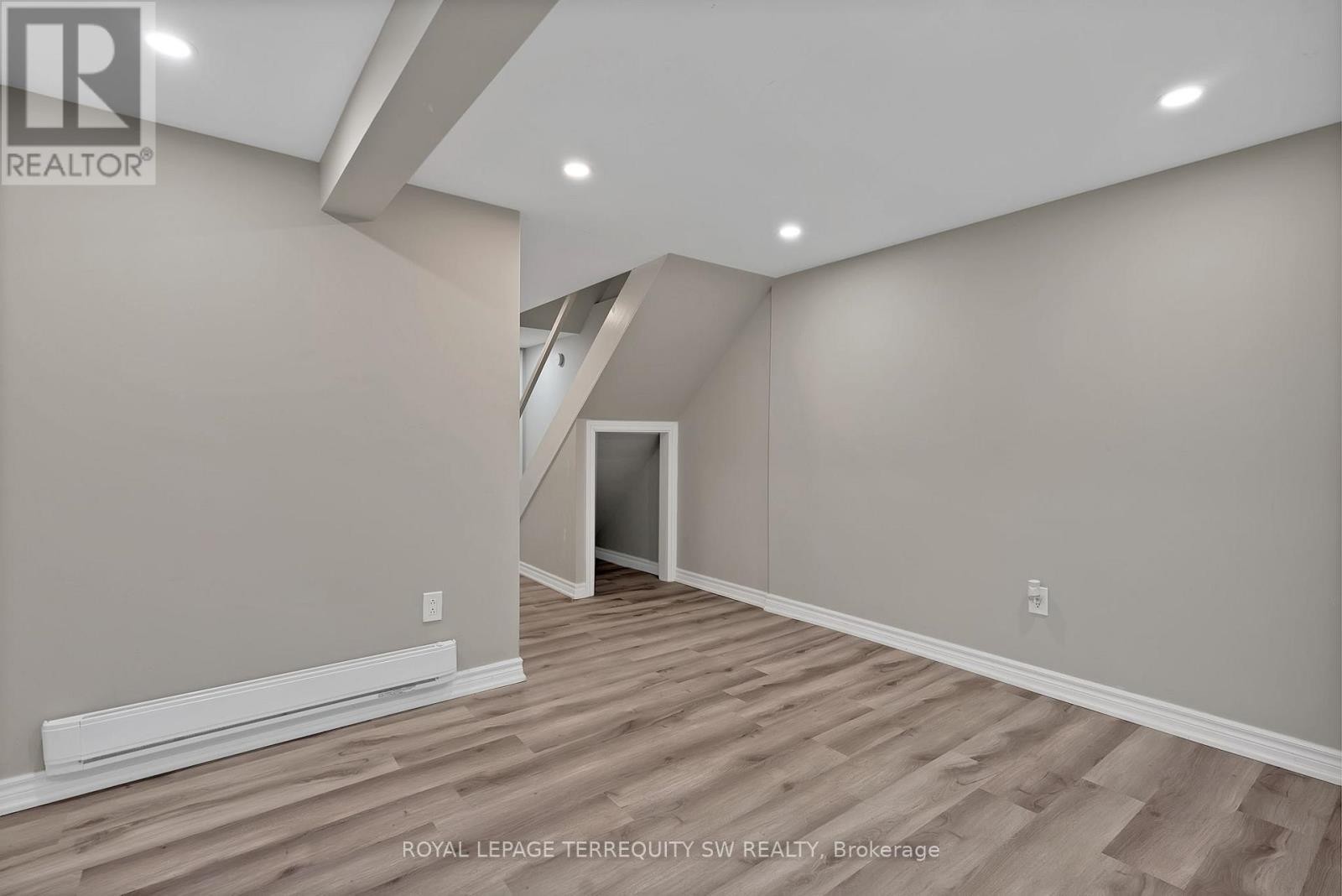 












158 WOODY VINE WAY

,
Toronto (Bayview Village),




Ontario
M2J4H6

