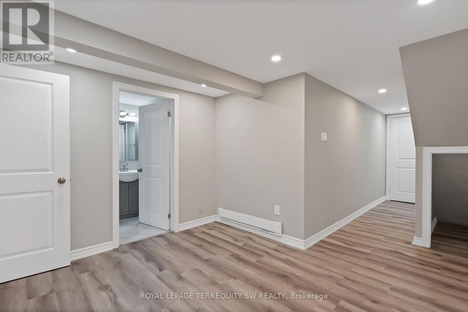 












158 WOODY VINE WAY

,
Toronto (Bayview Village),




Ontario
M2J4H6

