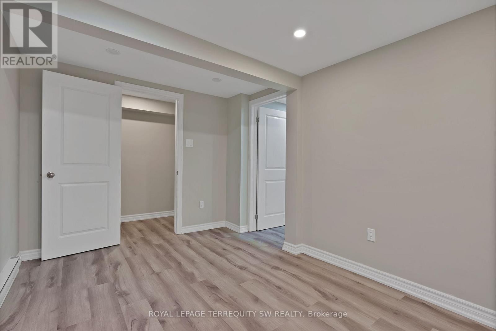 












158 WOODY VINE WAY

,
Toronto (Bayview Village),




Ontario
M2J4H6

