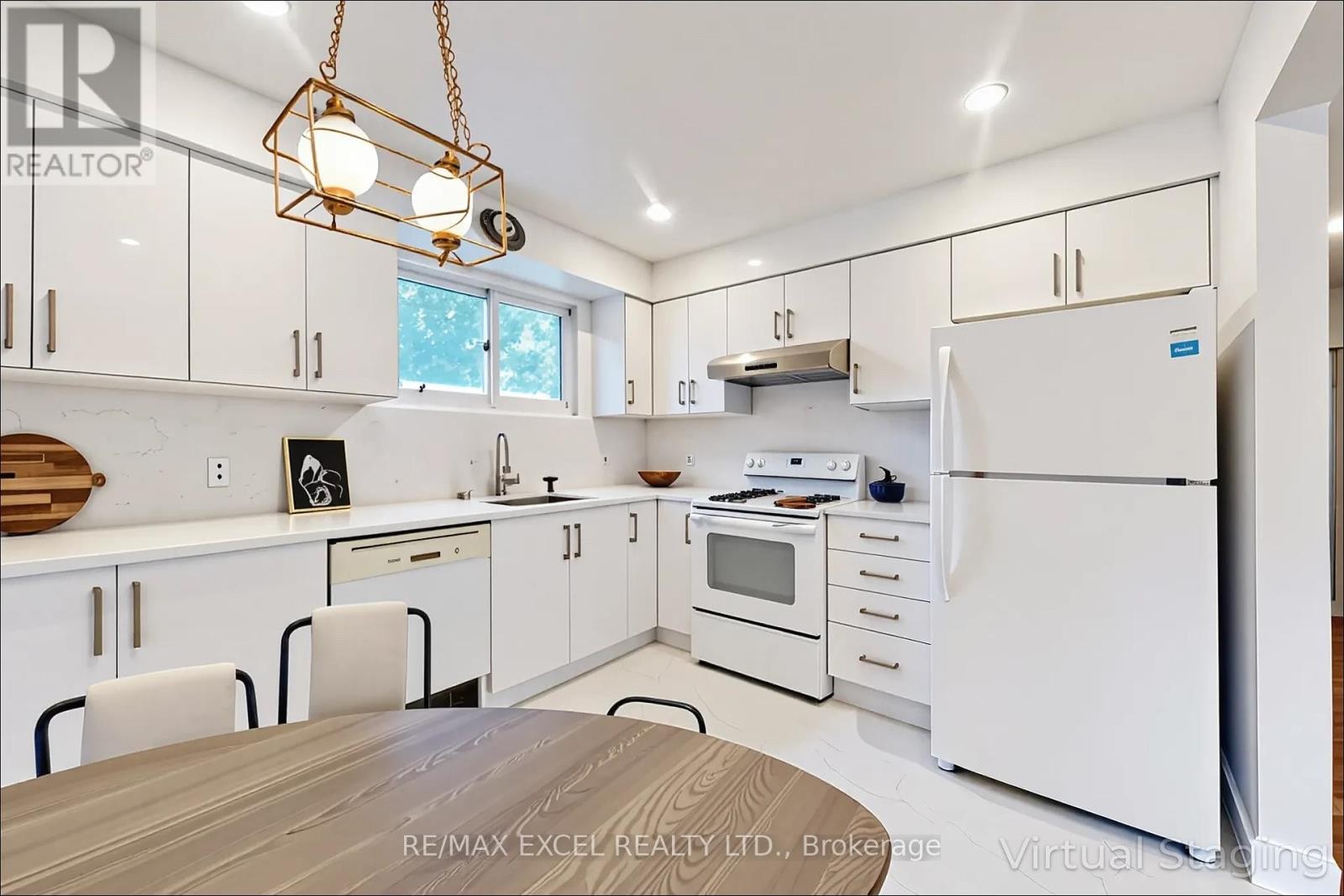 












195 ROYWOOD DRIVE

,
Toronto (Parkwoods-Donalda),




Ontario
M3A2E5

