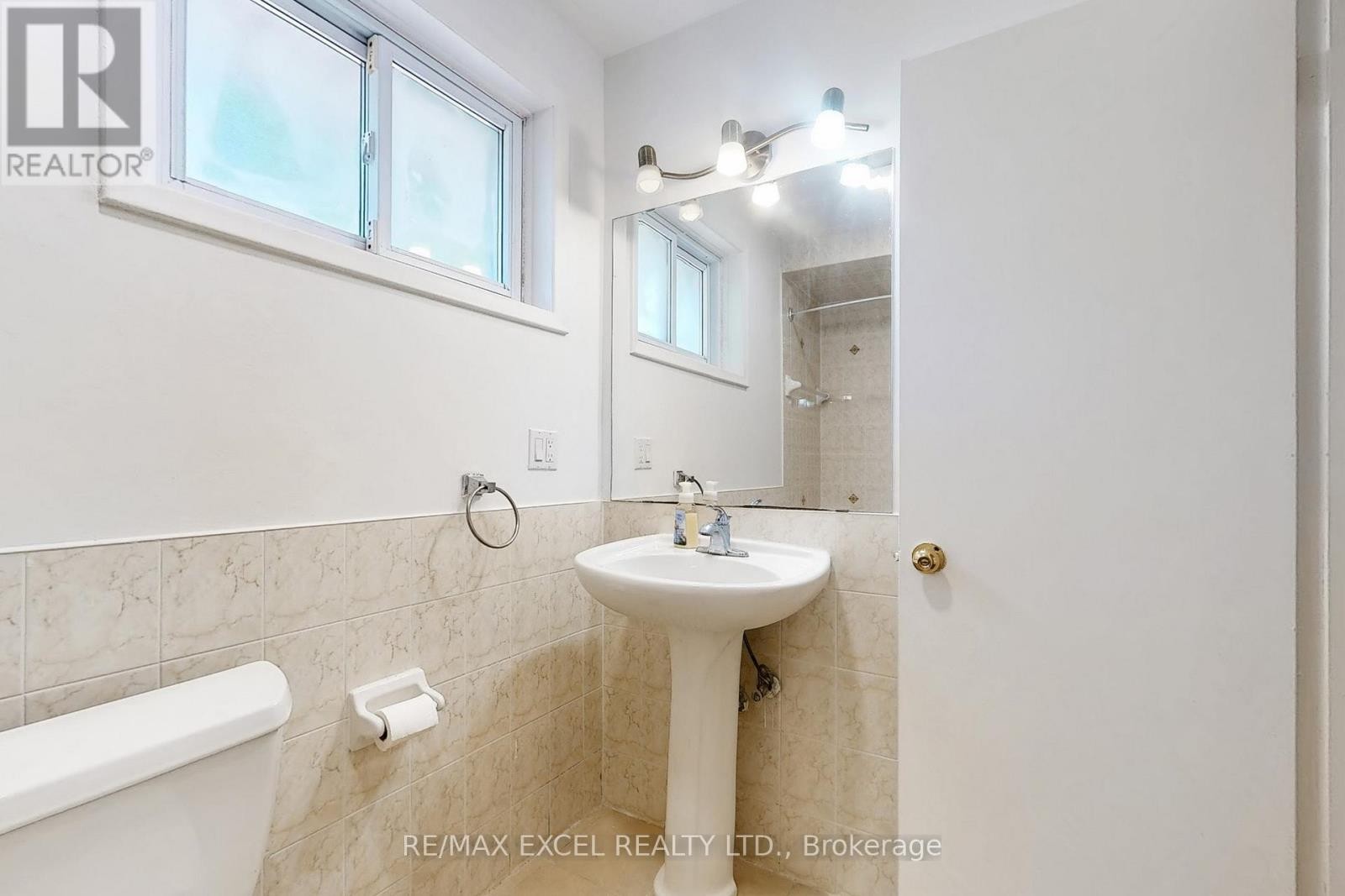 












195 ROYWOOD DRIVE

,
Toronto (Parkwoods-Donalda),




Ontario
M3A2E5

