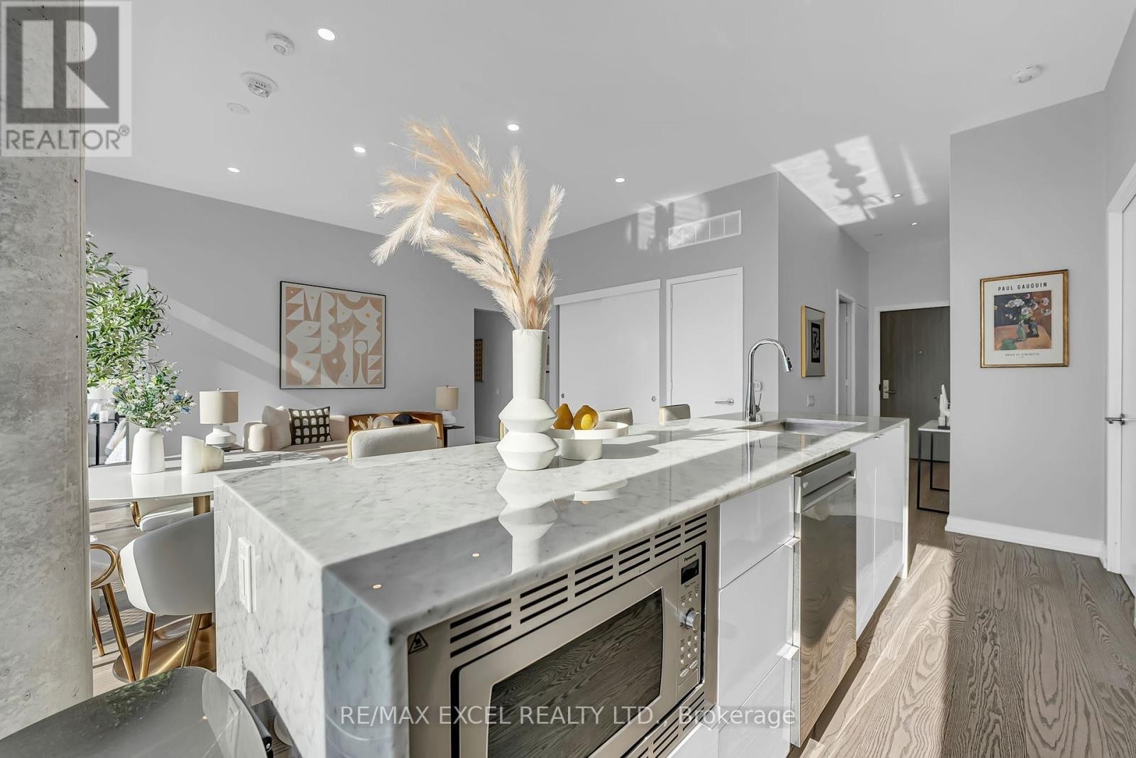 












PH01 - 161 ROEHAMPTON AVENUE

,
Toronto (Mount Pleasant West),




Ontario
M4P1P9

